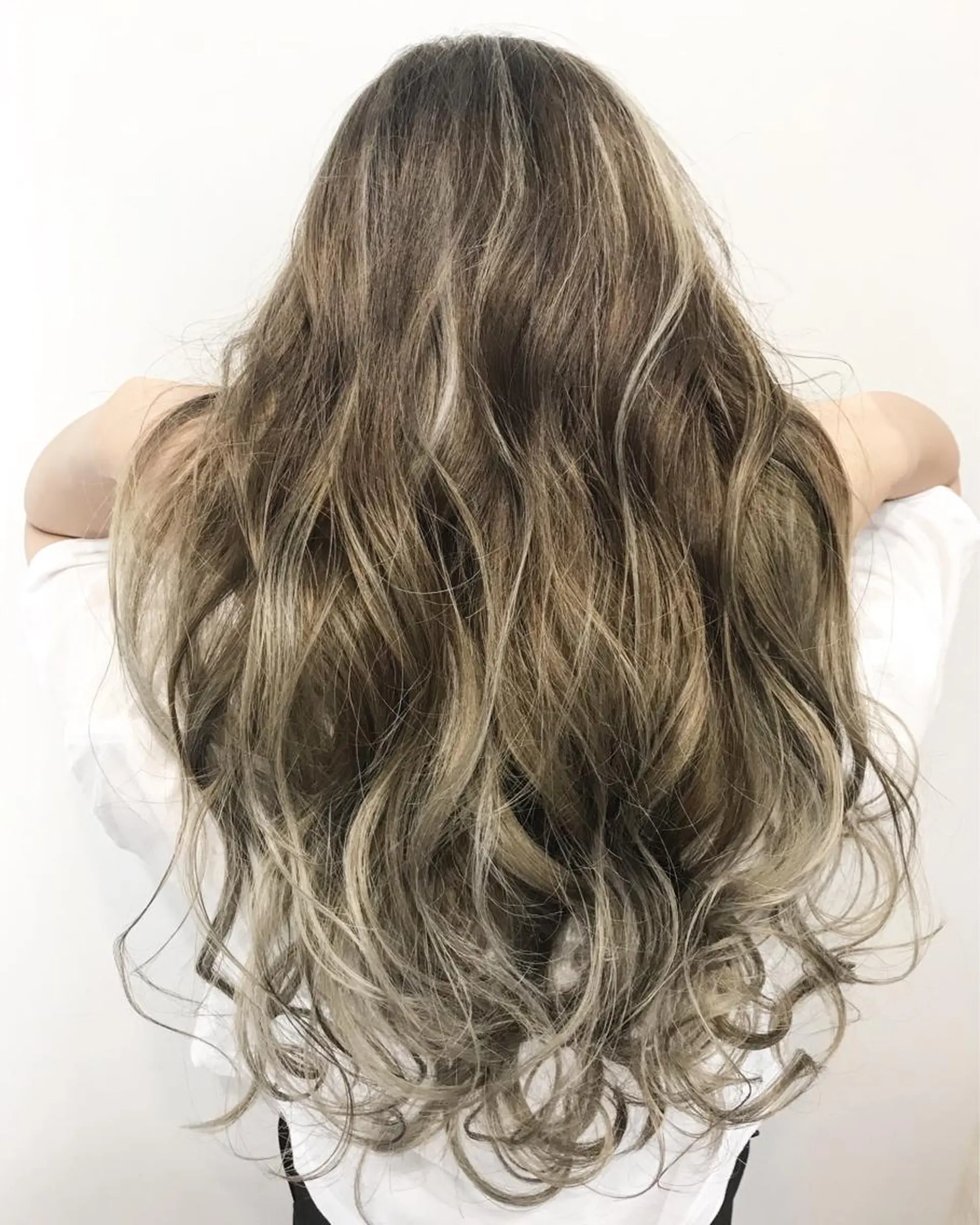 ロング カラー グラデーションカラー ハイライトカラー ハイライト カット ヘアカラー grow恵比寿【グロウ】髪質改善/ハイライト/ブリーチ/レイヤーカット所属・奥野 貴史　代表　レイヤーのヘアスタイル