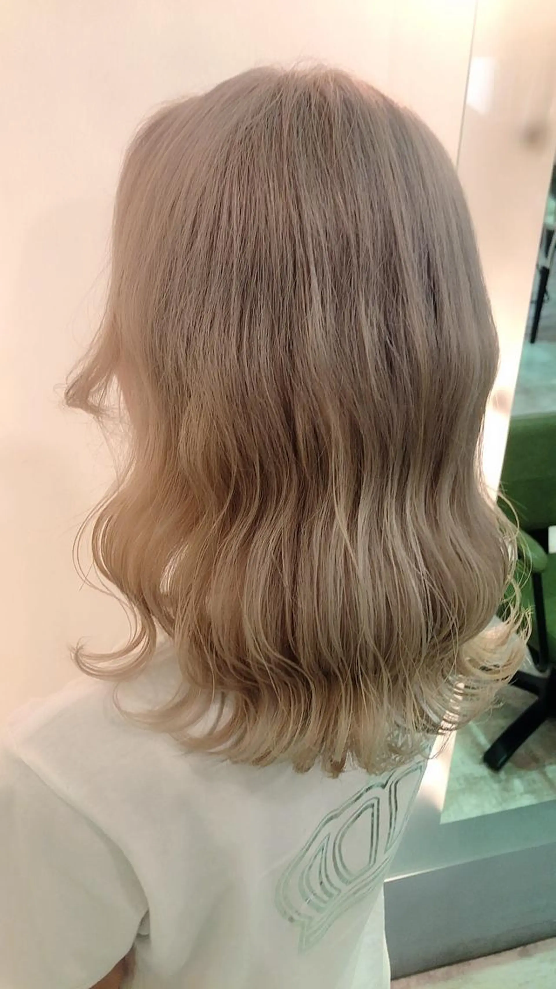 ミディアム カラー ブリーチ ブロンド ホワイトブロンド カット ヘアカラー 💐宮坂 歩💐のヘアスタイル