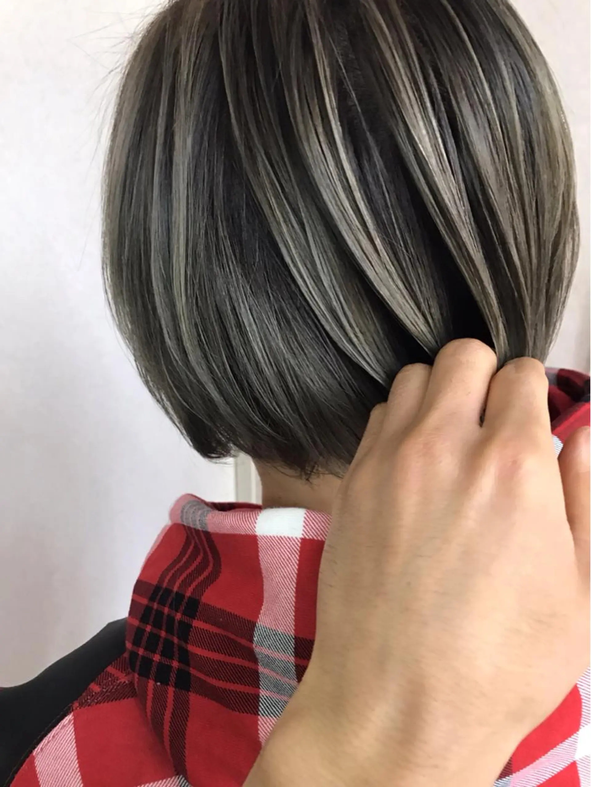 ショート カラー ヘアアレンジ バレイヤージュ グレージュ レイヤーカット ショートヘア カット ヘアカラー BOB所属・三輪 太一のヘアスタイル