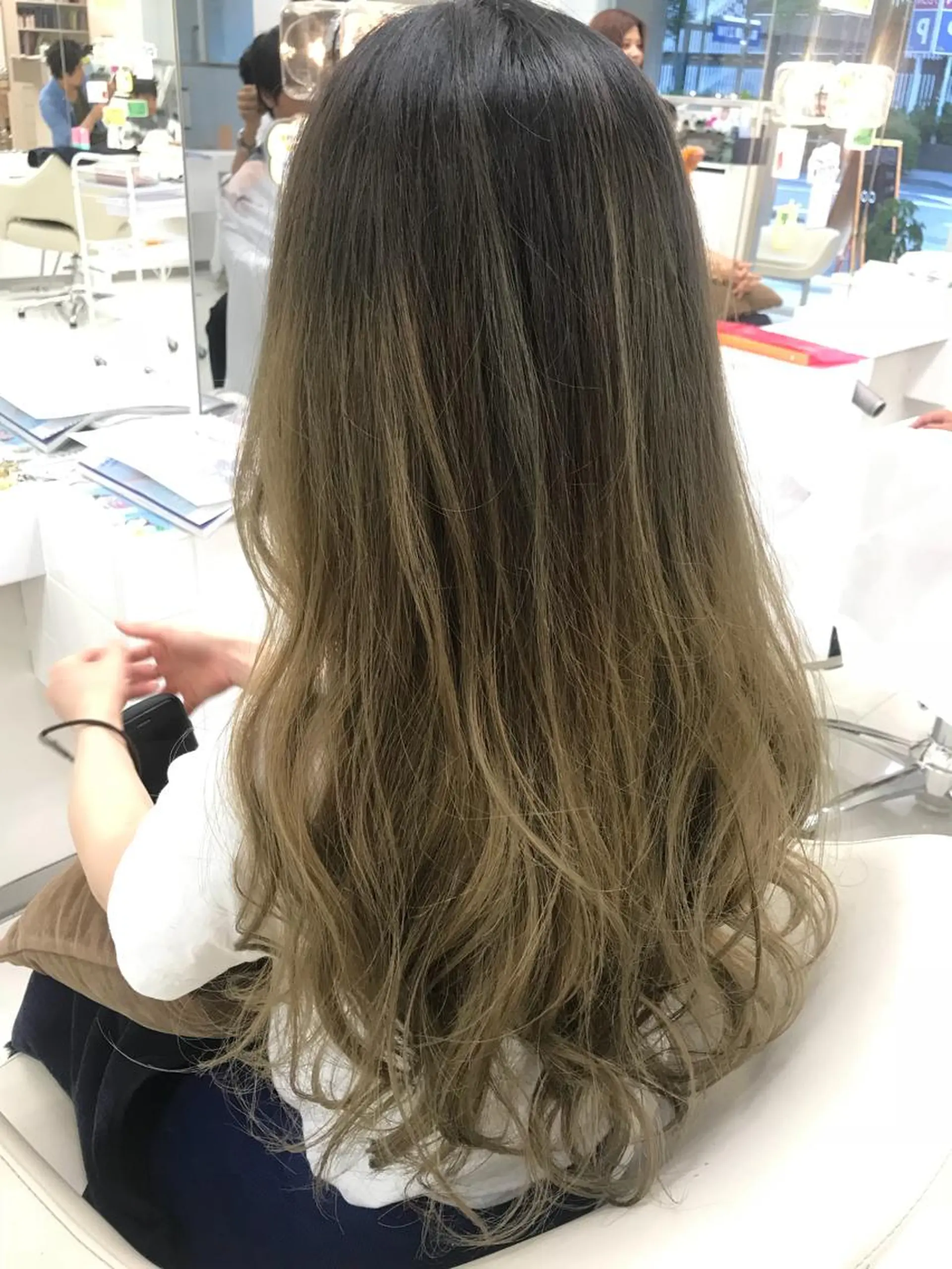 ロング ハイライト かきあげバング レイヤーカット 田丸 なつみのヘアスタイル
