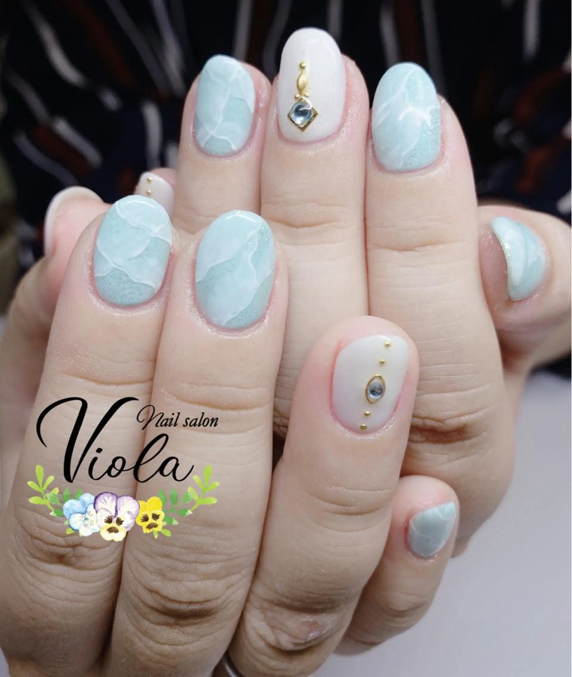 ネイル アートネイル ラメ(グリッター) 水色 大理石ネイル(マーブル) ホワイト Nailsalon Viola所属・ネイルサロン Violaのネイルデザイン