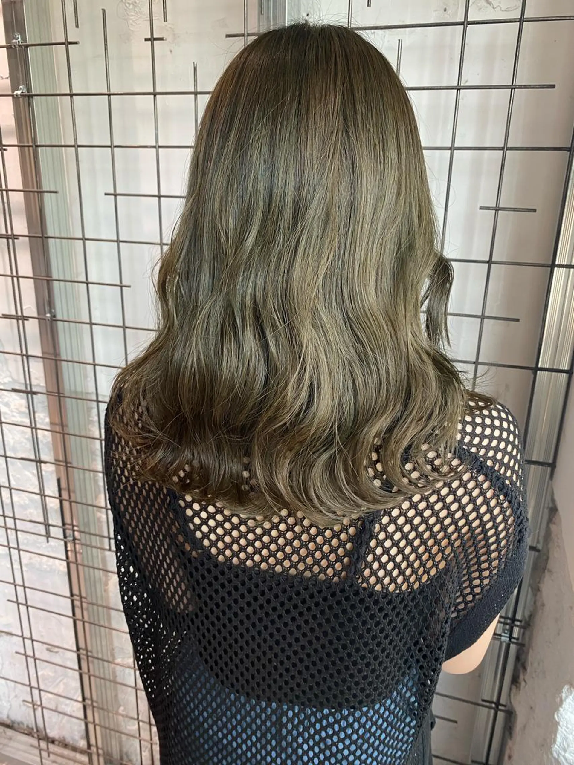 カラー グレージュ オリーブグレージュ オリーブグレー ヘアカラー AYANE 韓国ヘア /レイヤーカットのヘアスタイル