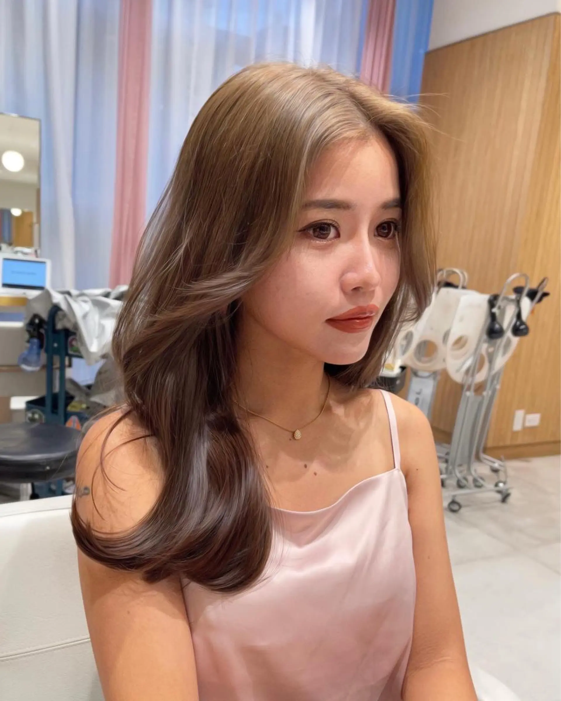 セミロング レイヤーカット カット ヘアカラー トリートメント ボブパーマ ウルフパーマのヘアスタイル
