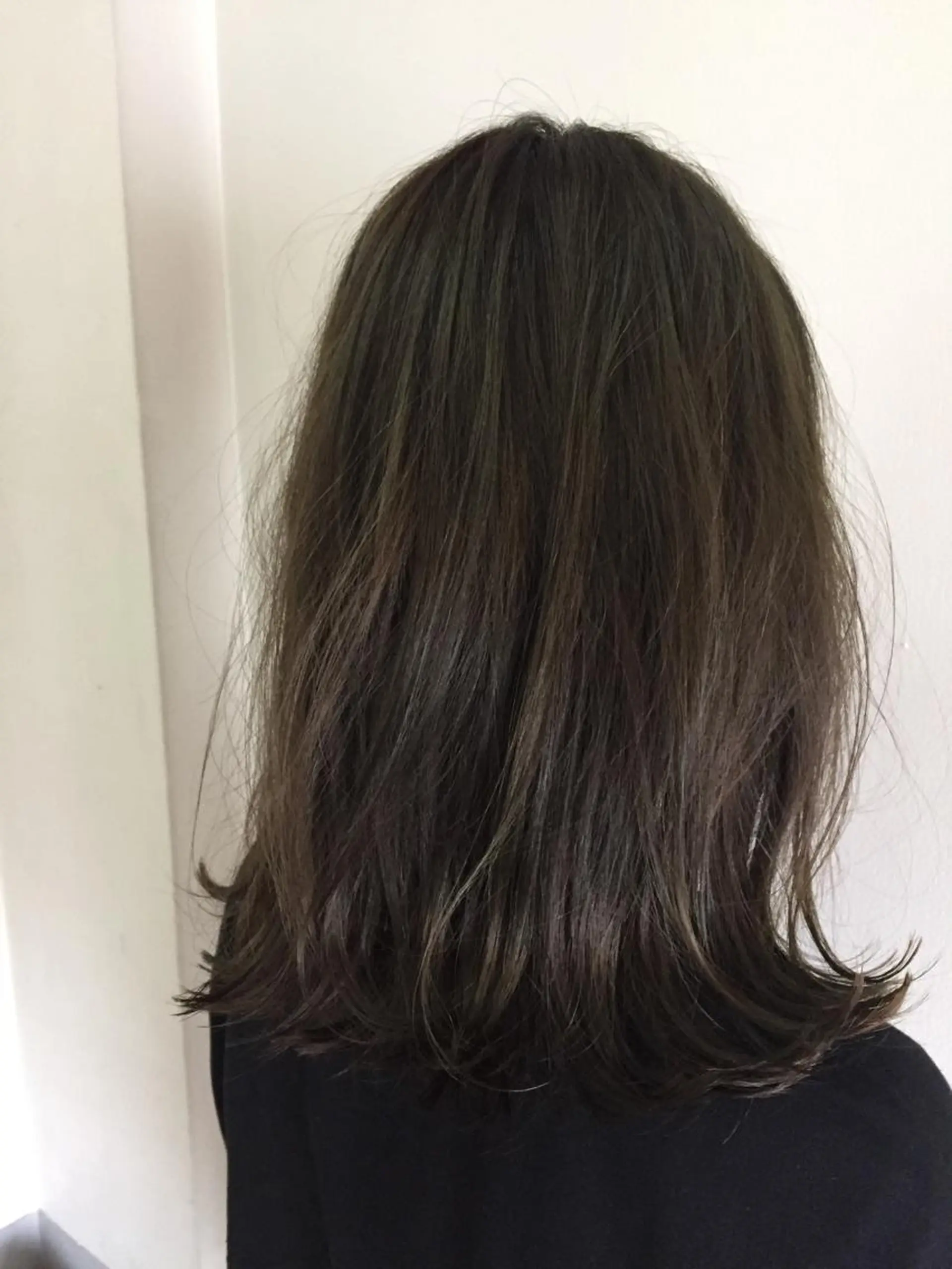 ミディアム セミロング カラー アッシュ アッシュグレー ブリーチ ブリーチなしカラー Heart's所属・若杉 諒のヘアスタイル