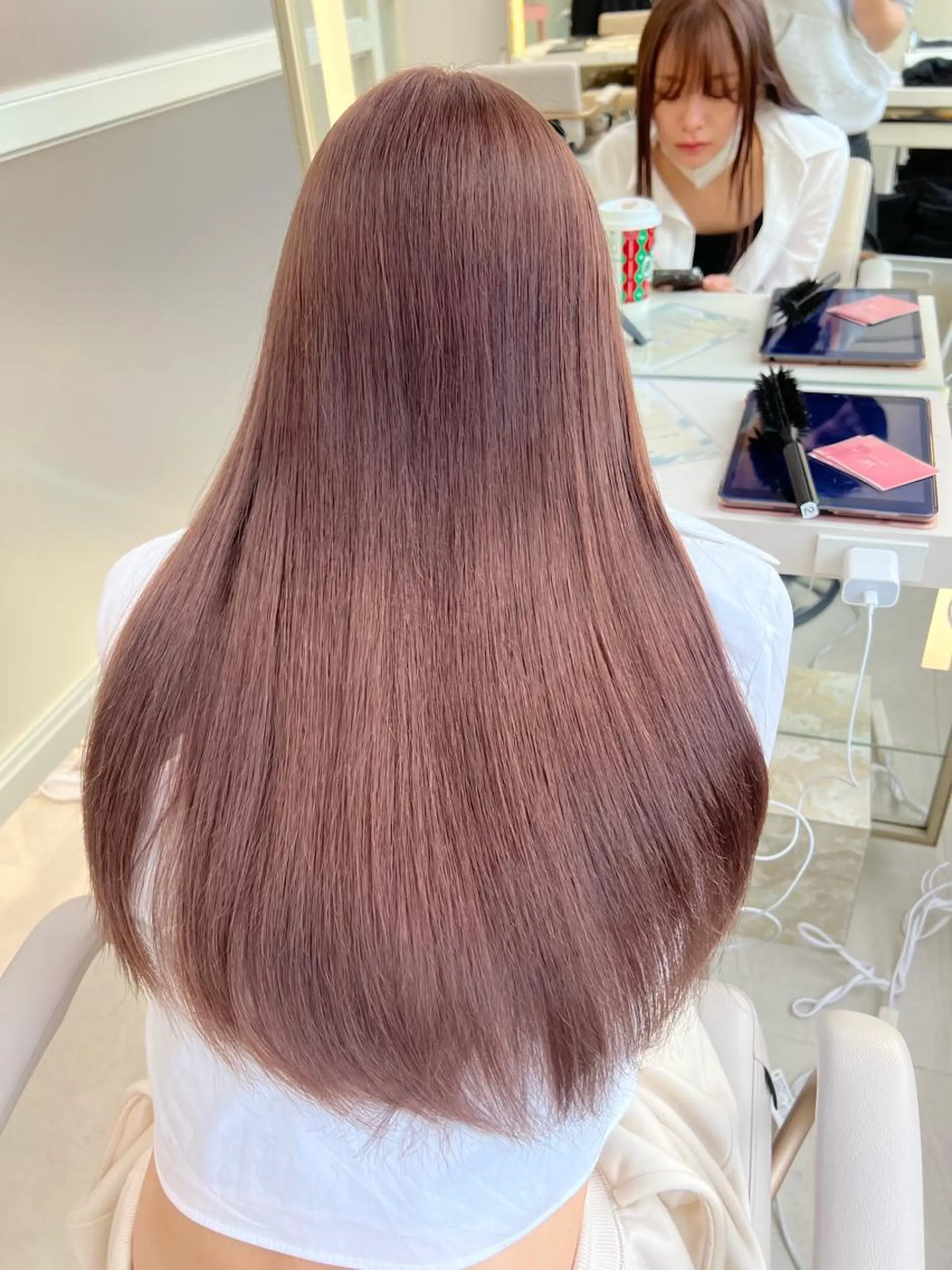 ロング カラー 切りっぱなしボブ ベージュカラー ブリーチ グレージュ ハイトーンカラー ヘアカラー トリートメント ヘアセット ニュアンスレイヤー ハイトーンカラーのヘアスタイル