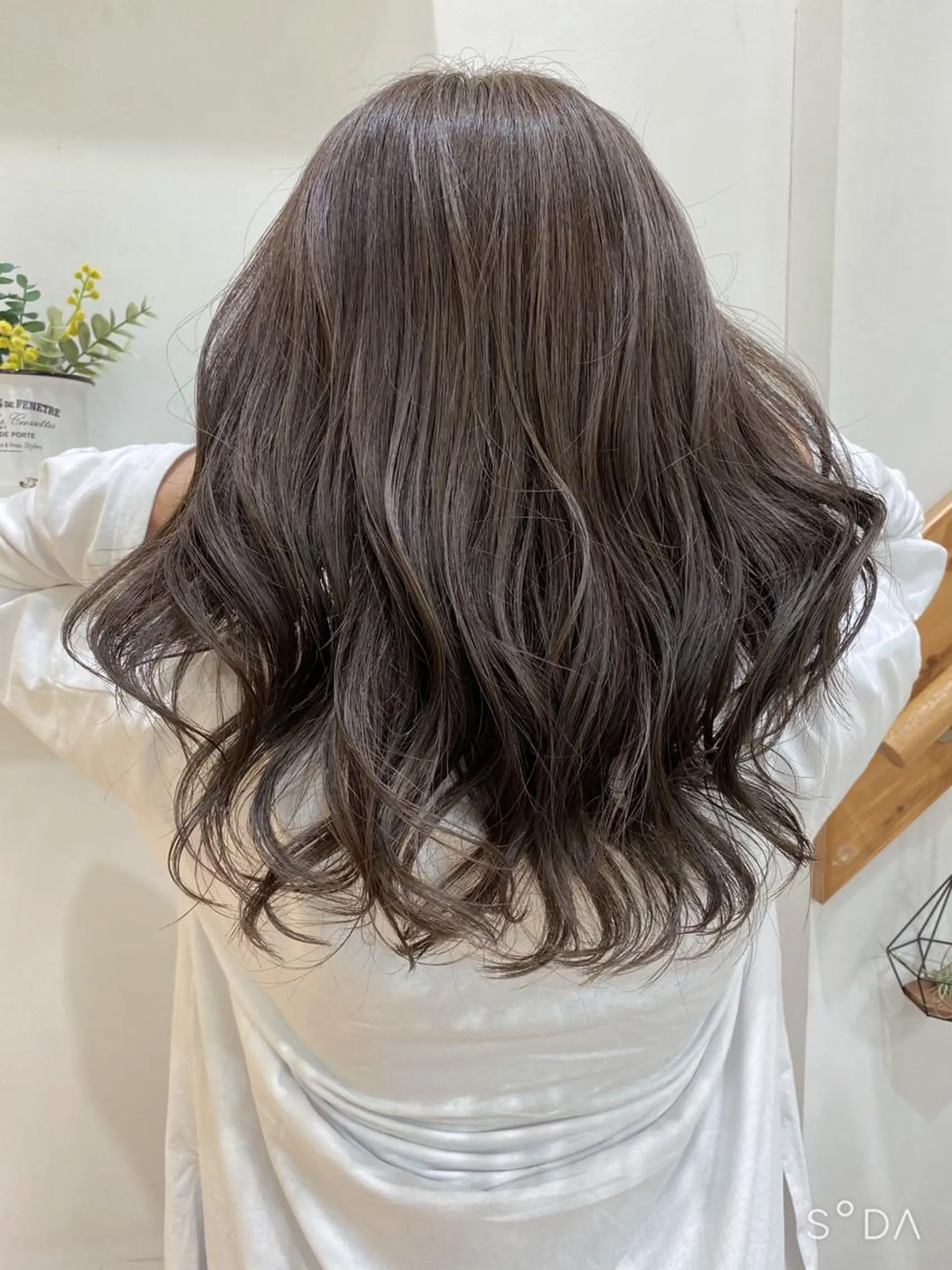 セミロング カラー アッシュ ブリーチ ヘアアレンジ にいた　かづしげのヘアスタイル