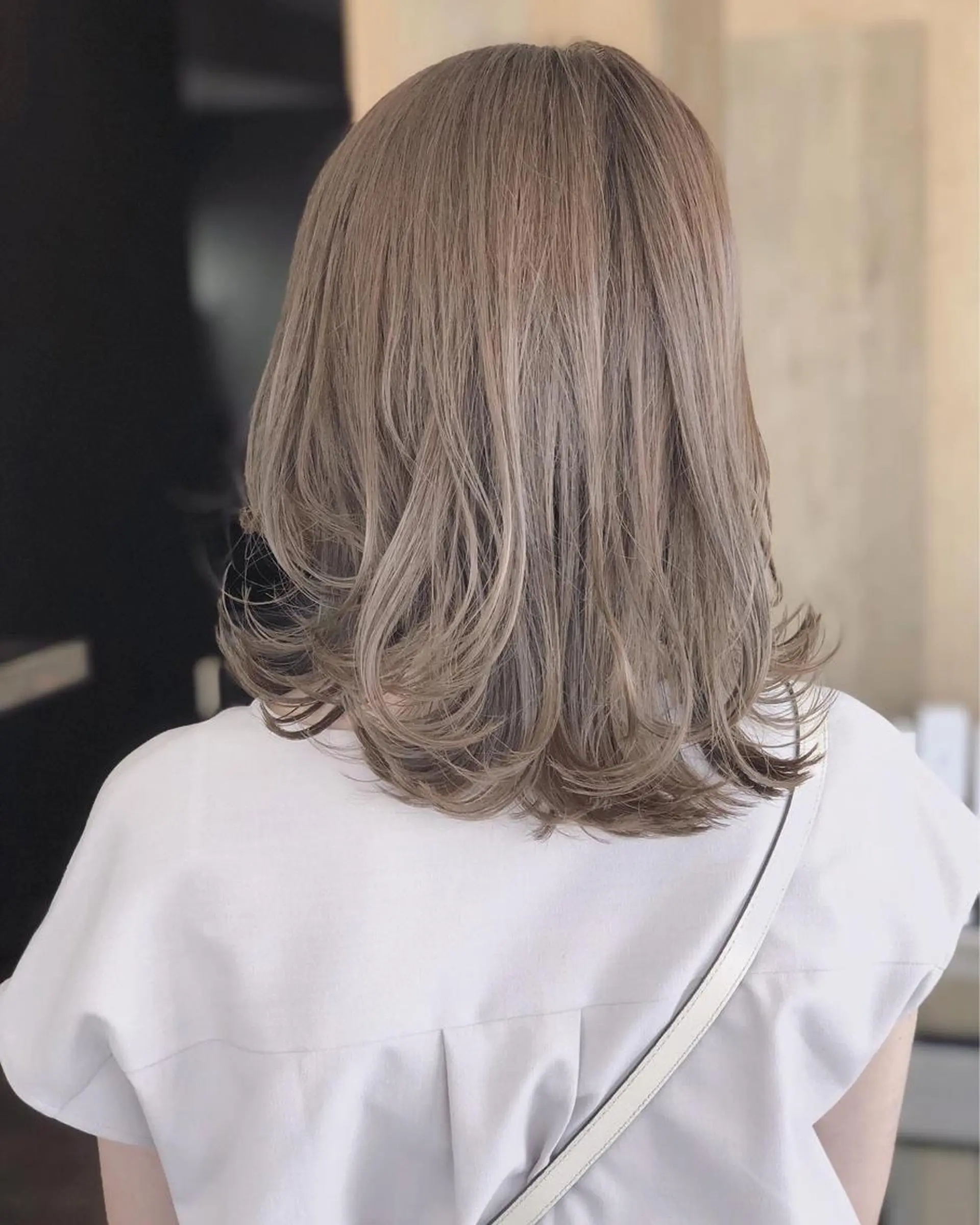 ミディアム アッシュ アッシュグレー アッシュグレージュ くびれヘア ヘアカラー 柿本拓【全席完全個室 ログネオン】のヘアスタイル