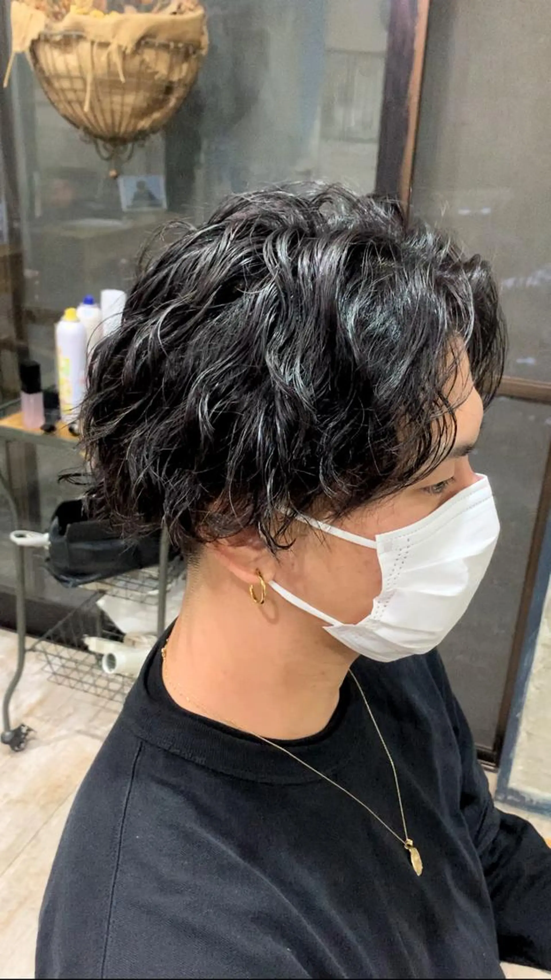 ミディアム パーマ メンズ ミディアムパーマ メンズブリーチ センターパート フェードカット メンズハイライト メンズStylist 山根慧のヘアスタイル