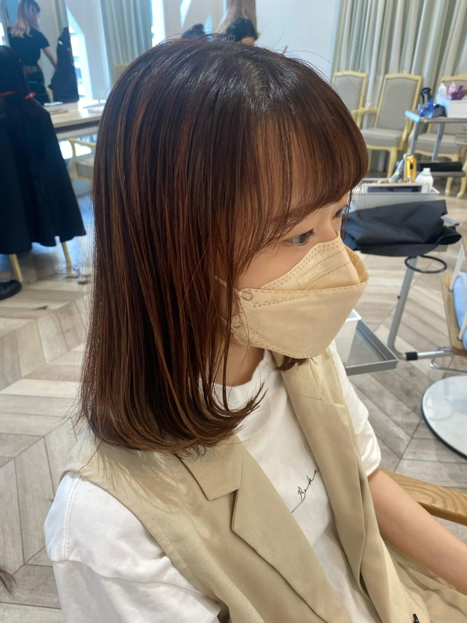 ミディアム カラー カット ヘアカラー トリートメント ベージュ/インナー カラー🤍Rieのヘアスタイル