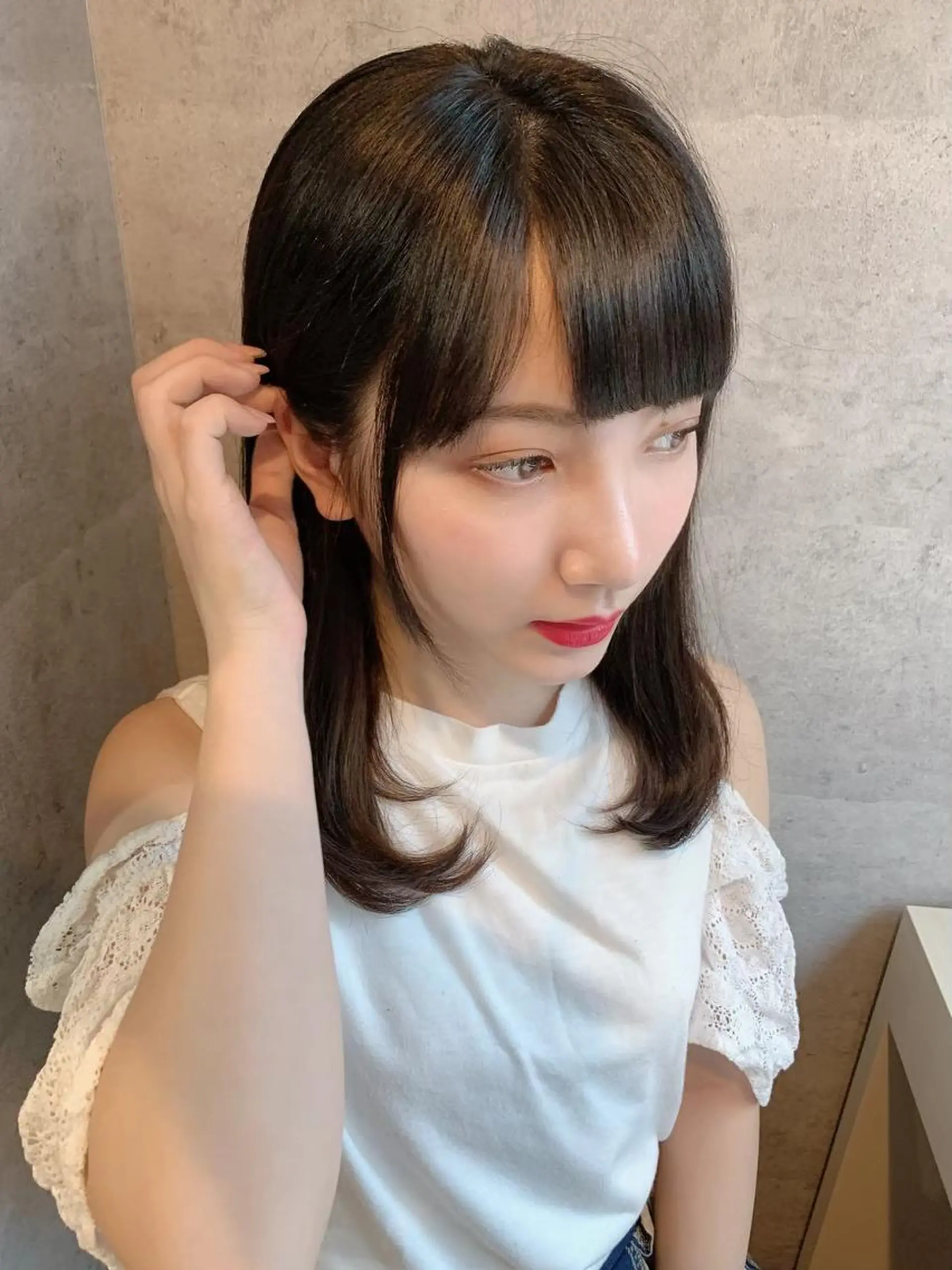 セミロング ボブ 斜めバング 外国人風カラー 伸ばしかけ ハイライト ヘアカラー トリートメント ＿WHITE鳳店 アンダーバーホワイトのヘアスタイル