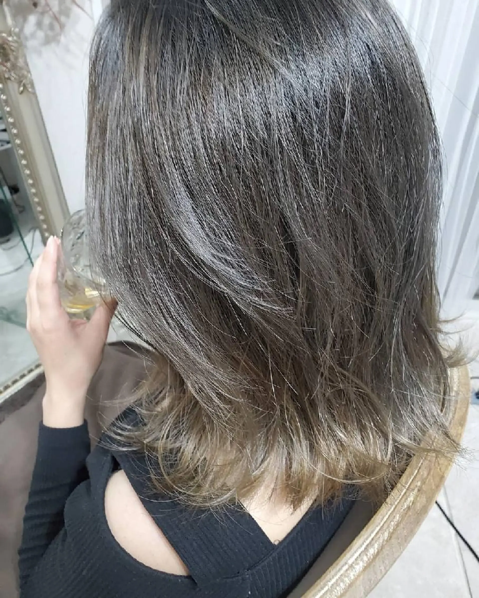 ミディアム カラー ヘアアレンジ ブリーチ グラデーションカラー ネイビーカラー See by merのマツエク・マツパデザイン