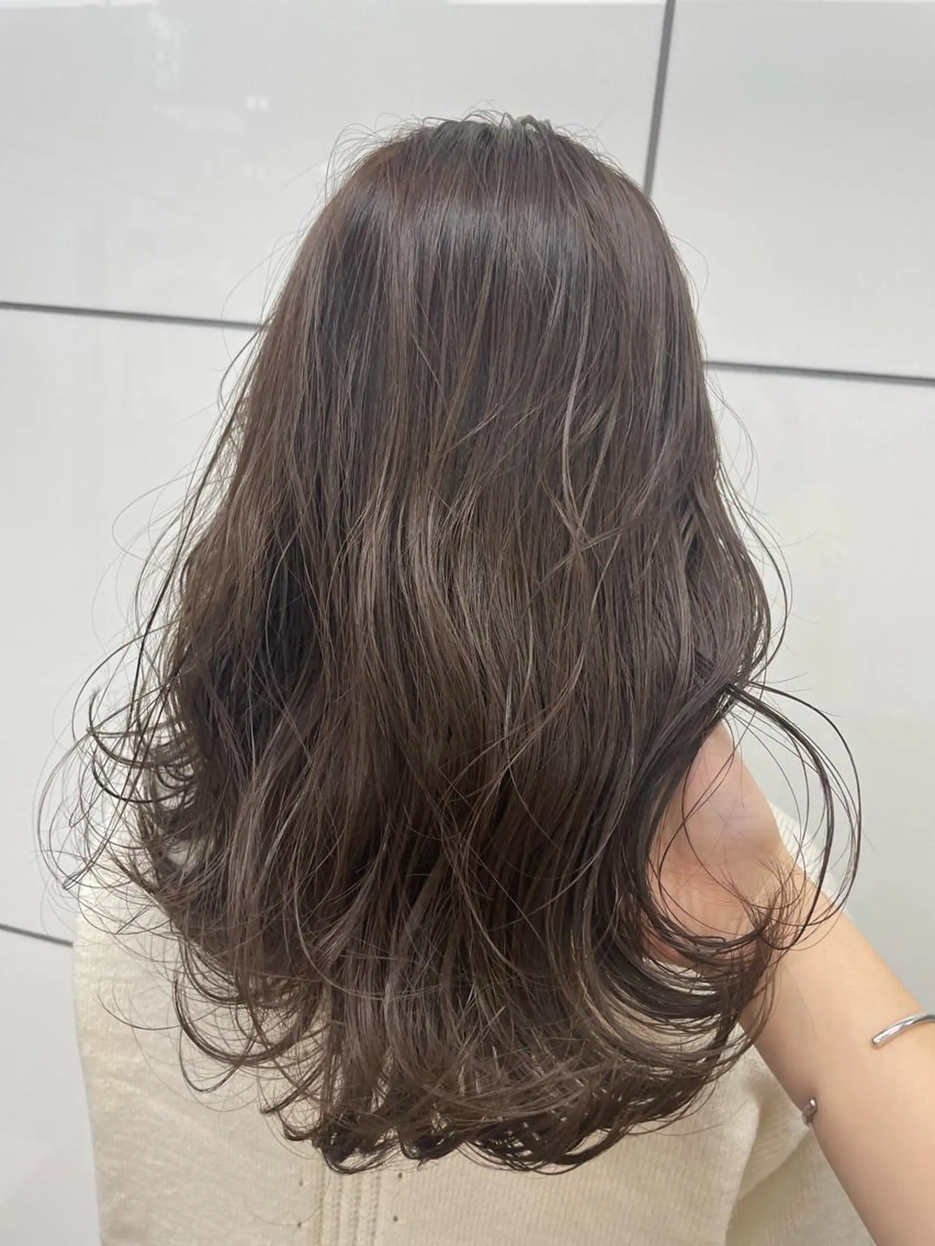 セミロング 髪質改善カラー 🫧川井麻由のヘアスタイル