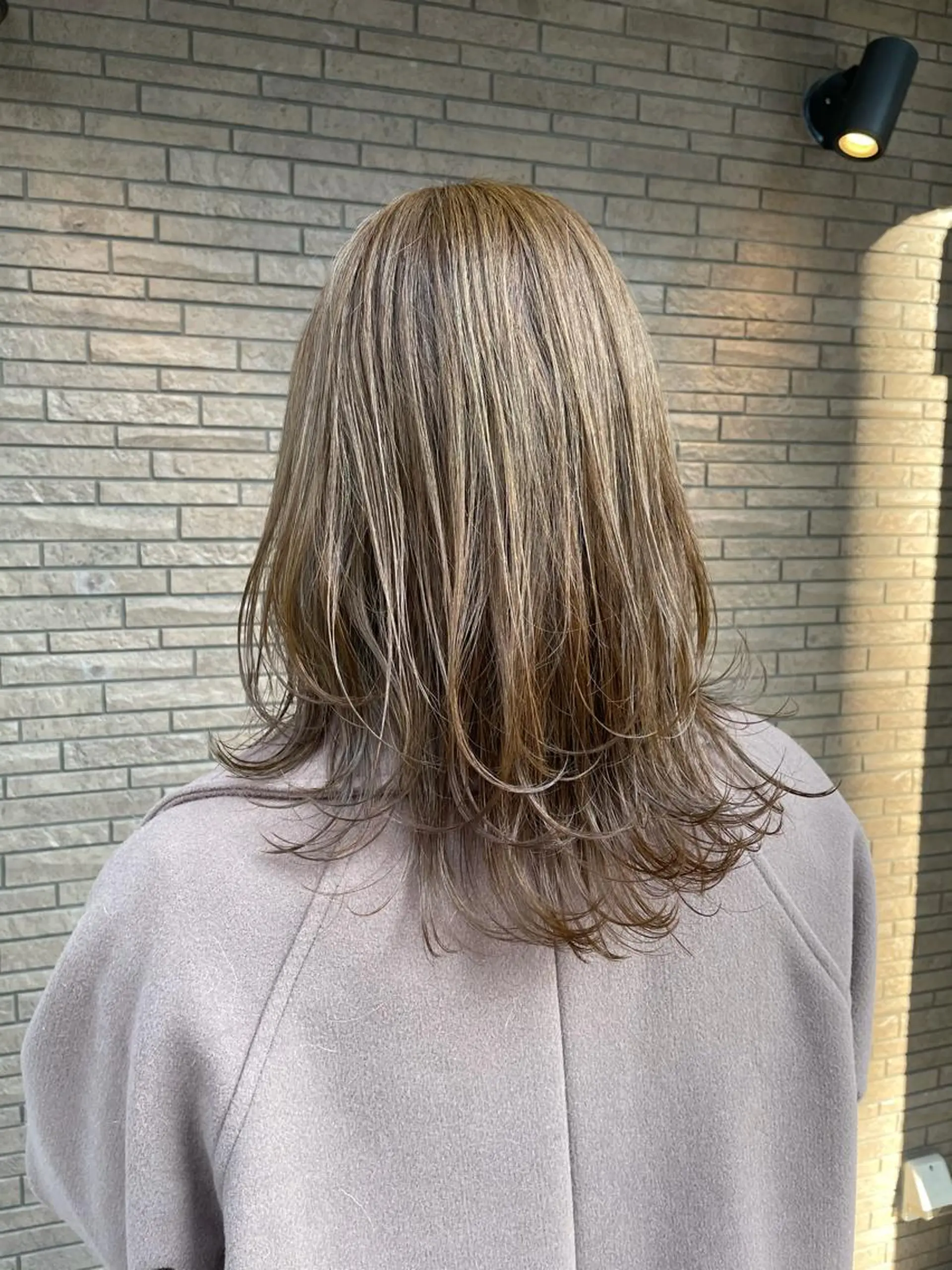 ミディアム カラー ベージュカラー シルバー シルバーベージュ レイヤーカット 中嶋 ナカジマのヘアスタイル