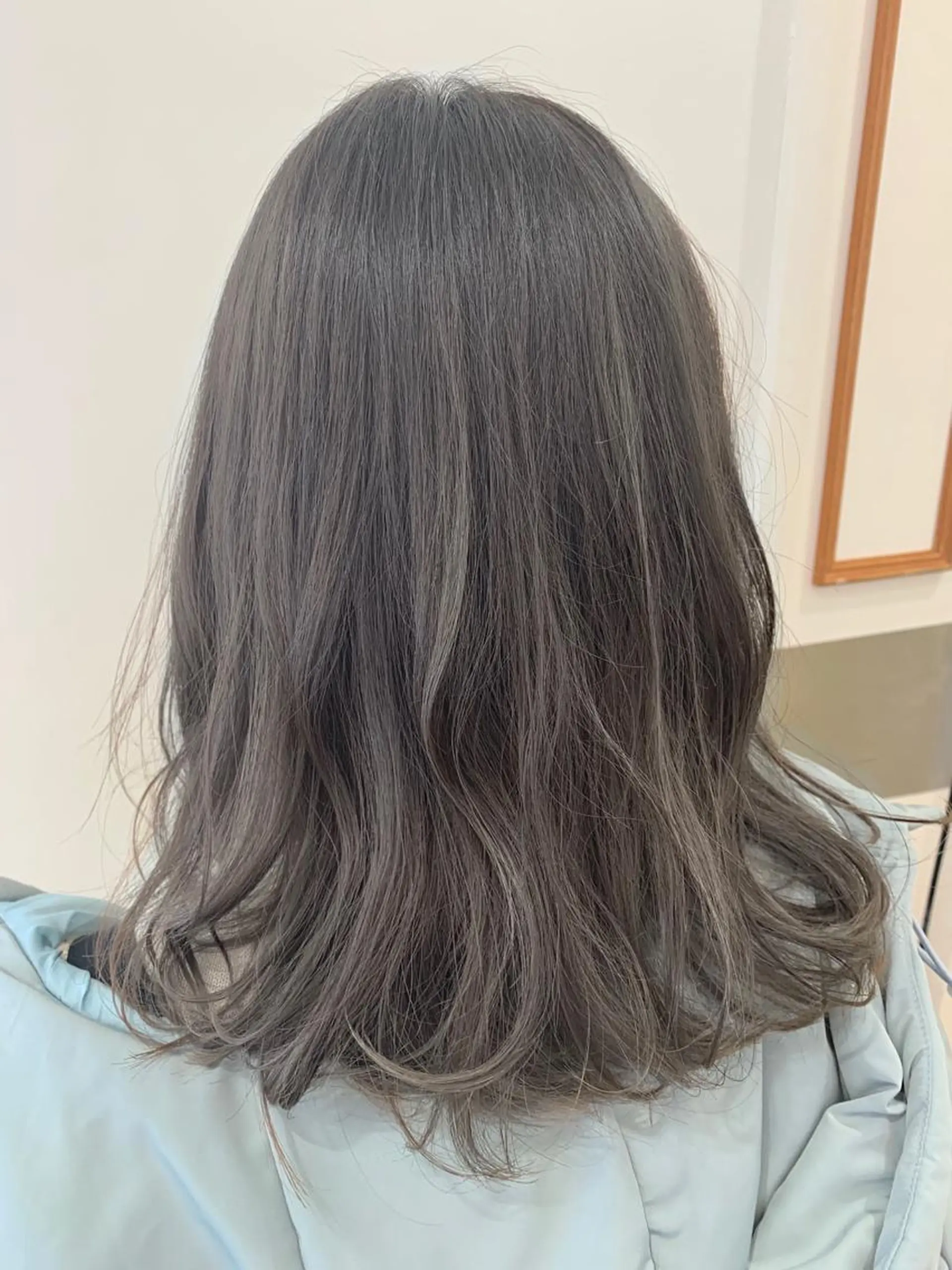 ミディアム カラー ぱつっとボブ/ 小野あかねのヘアスタイル