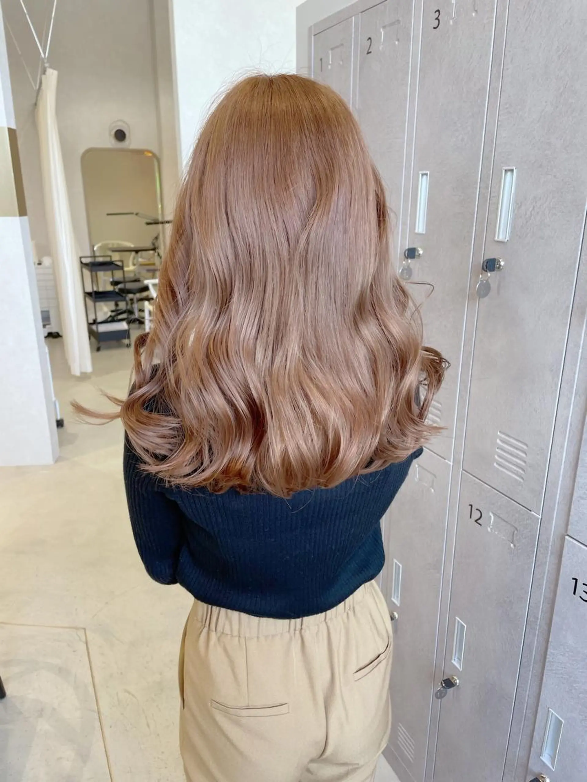 ロング カラー ベージュカラー ブリーチ ミルクティーベージュ ブリーチなしカラー matsuzawa mihoのヘアスタイル