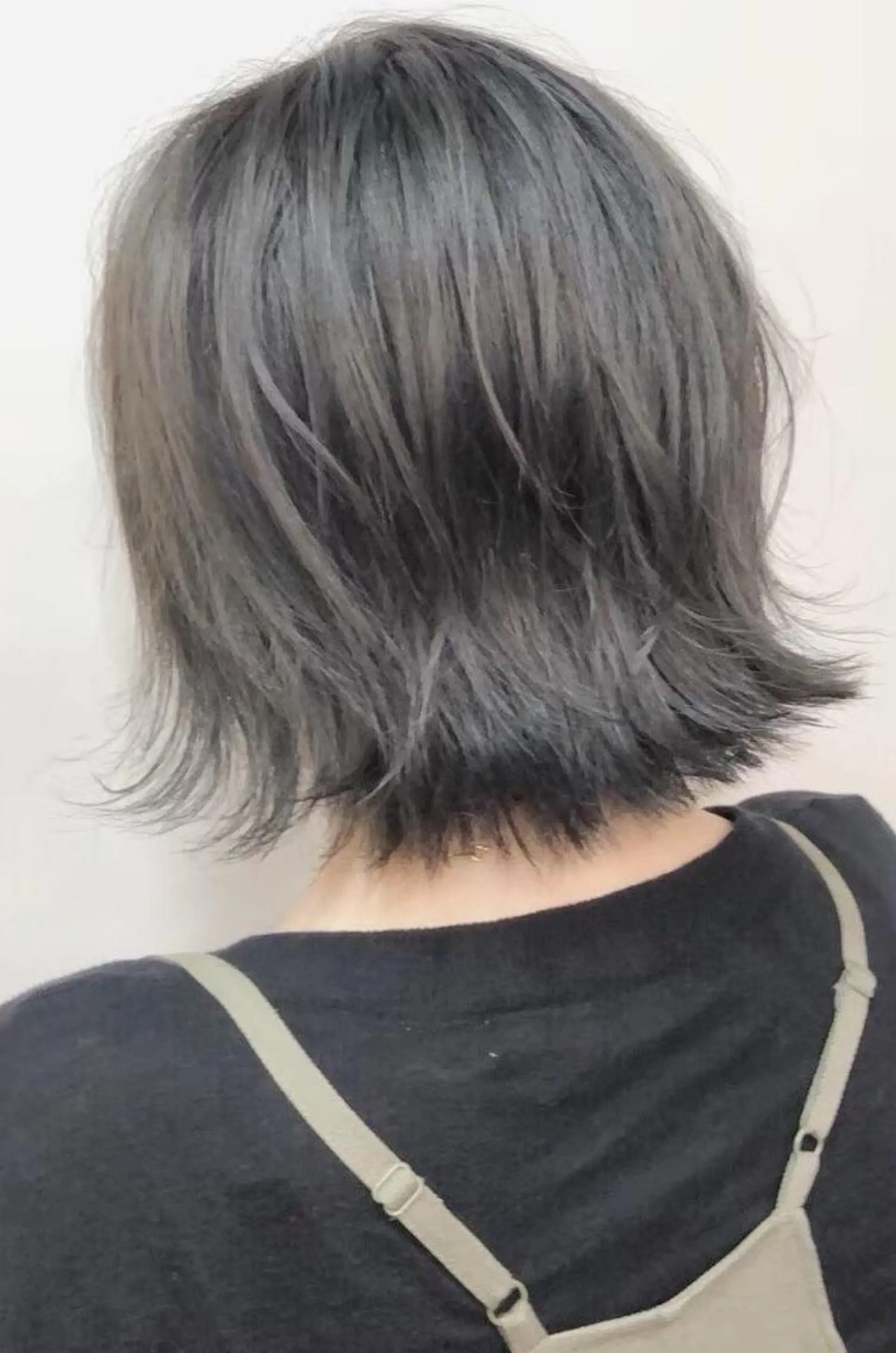 ショート カラー アッシュ シルバー シルバーアッシュ 外ハネヘア Laissez Deuxのヘアスタイル