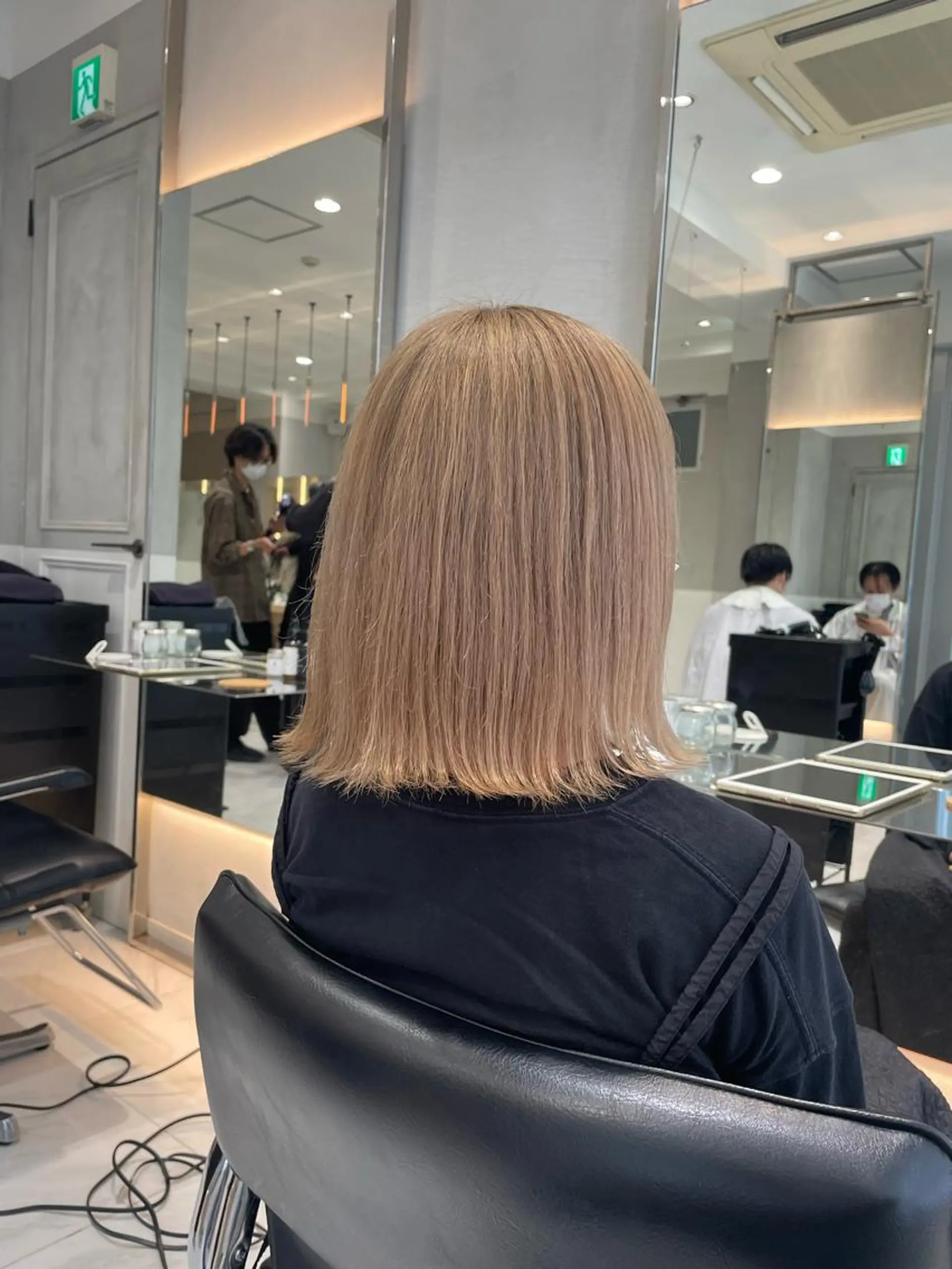 ミディアム 切りっぱなしボブ ボブ ヘアカラー トリートメント ヘッドスパ ヘアセット 透明感ブリーチ カラー✨有坂映哉のヘアスタイル