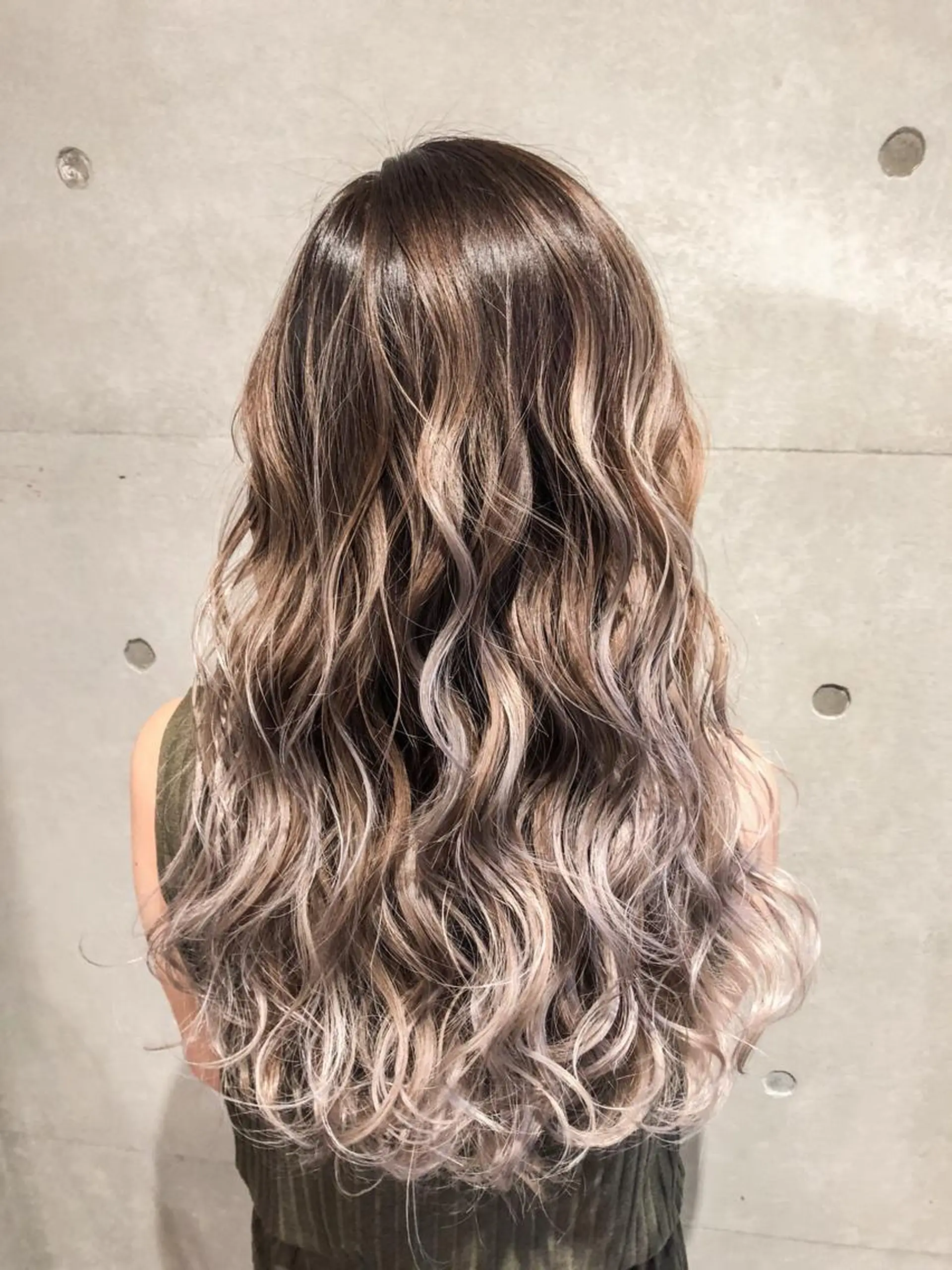 ロング カラー アッシュ バレイヤージュ ホワイトアッシュ レイヤーカット レイヤーカット× 髪質改善たもりのヘアスタイル