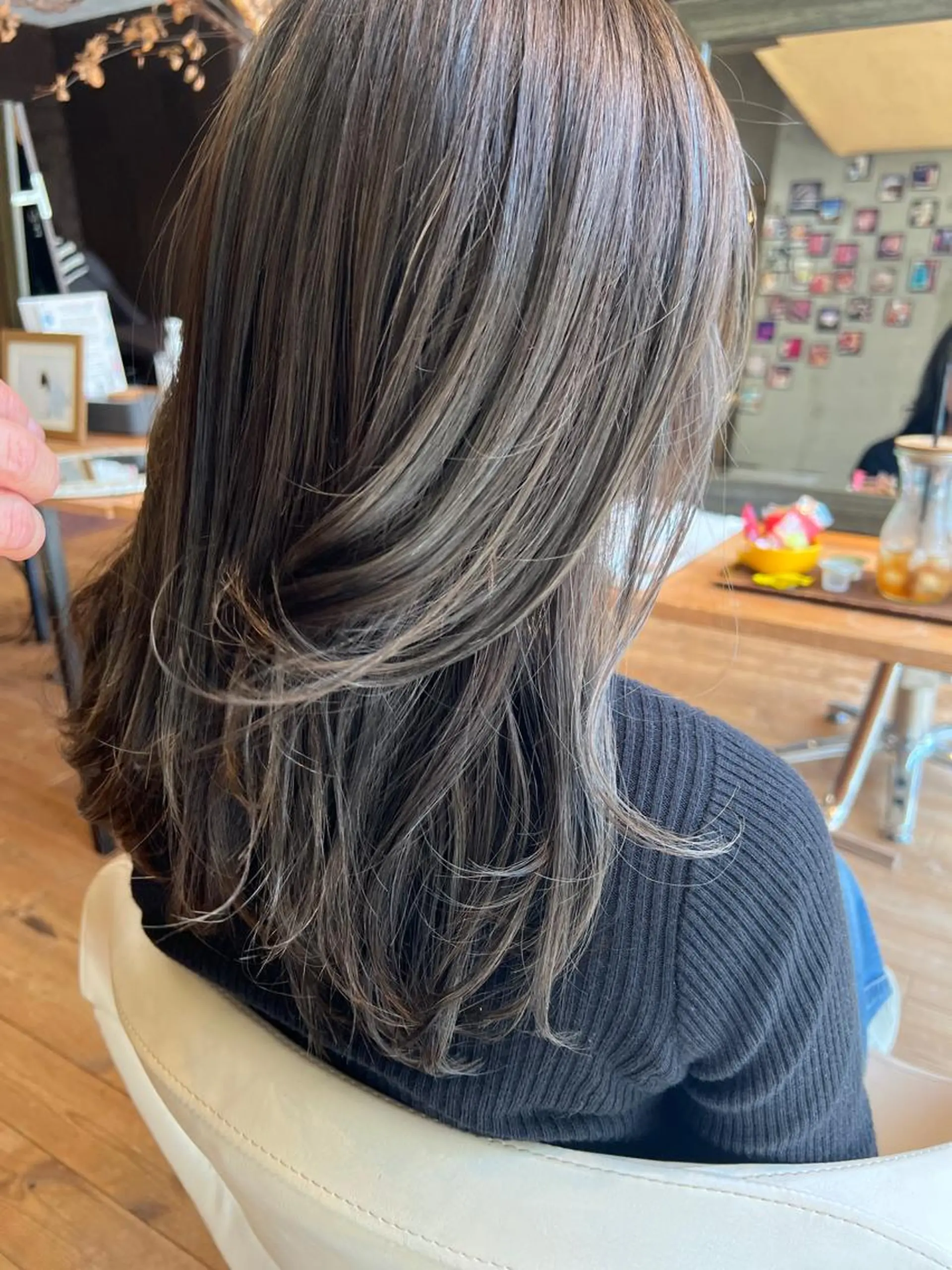 セミロング カラー ブリーチ イヤリングカラー グラデーションカラー グレージュ ハイライトカラー カット ヘアカラー BEACH　HAIR&NAIL所属・両国駅徒歩1分⭐️ アイロン仕上げのヘアスタイル