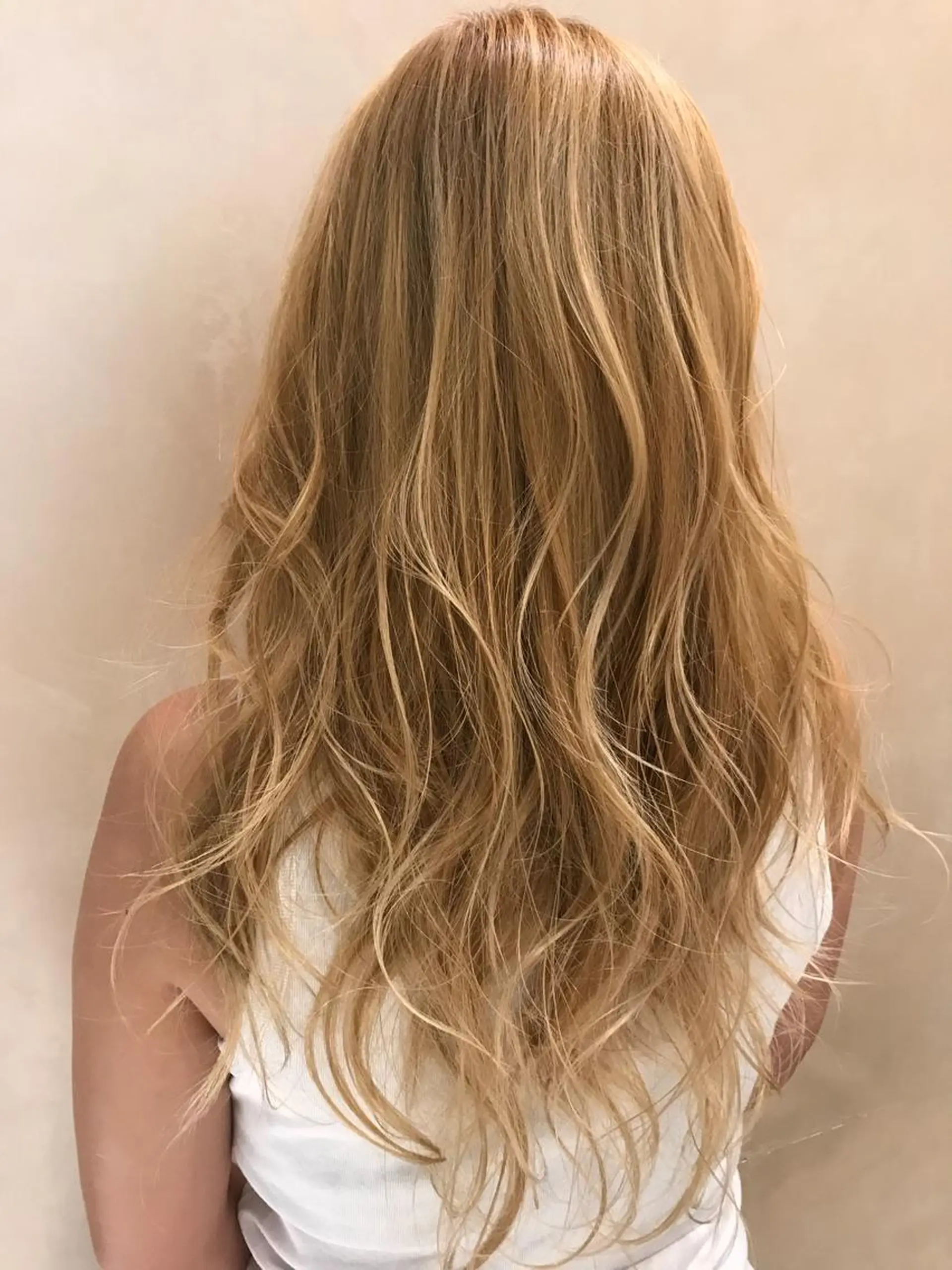 ロング カラー ベージュカラー ハイトーンカラー ハイトーンベージュ カット ヘアカラー トリートメント reve所属・乾かすだけで艶髪酸性 ストレート髙橋悠耶のヘアスタイル