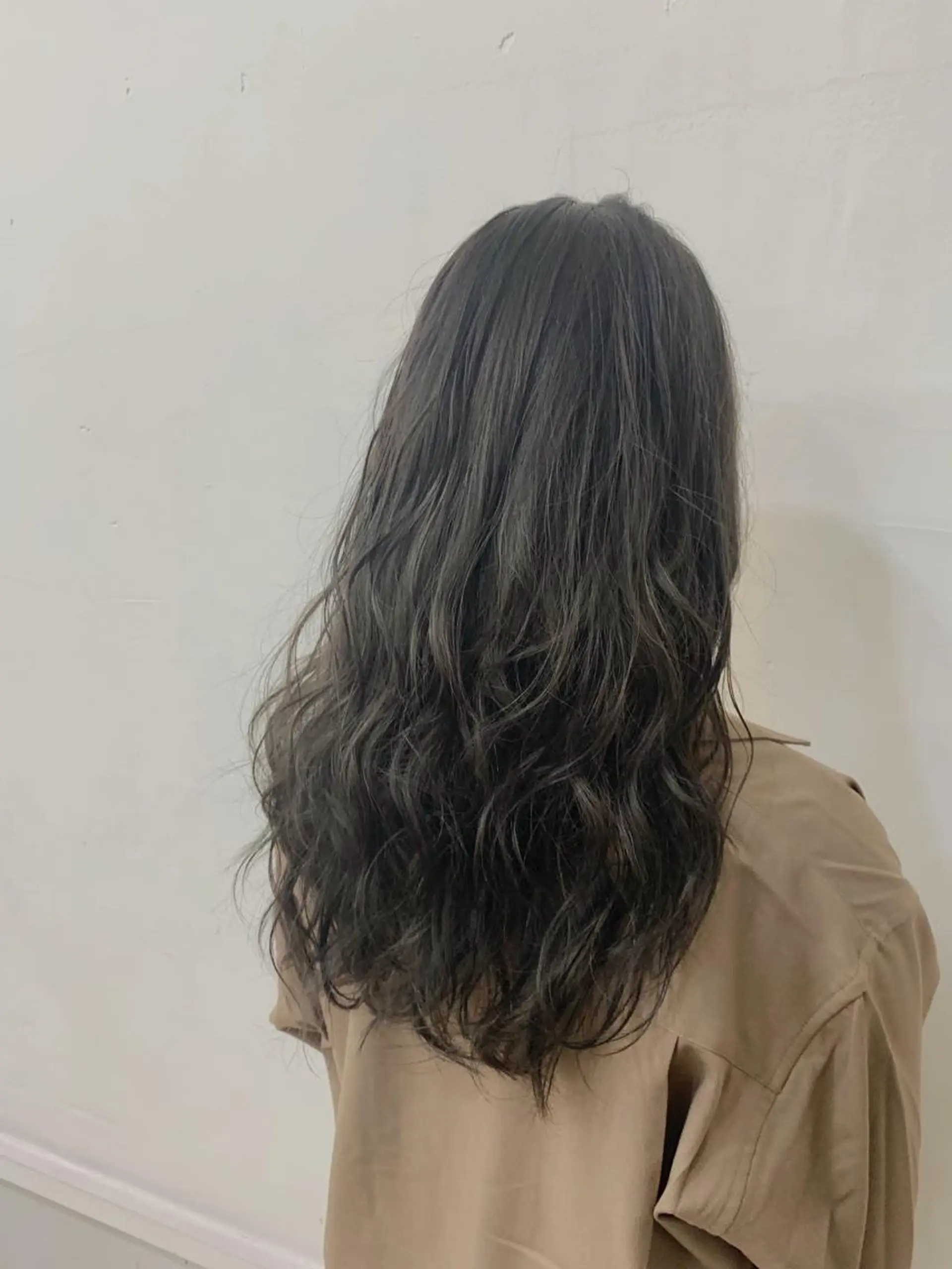 ロング アッシュ ヘアカラー トリートメント chama レイヤーカットのヘアスタイル