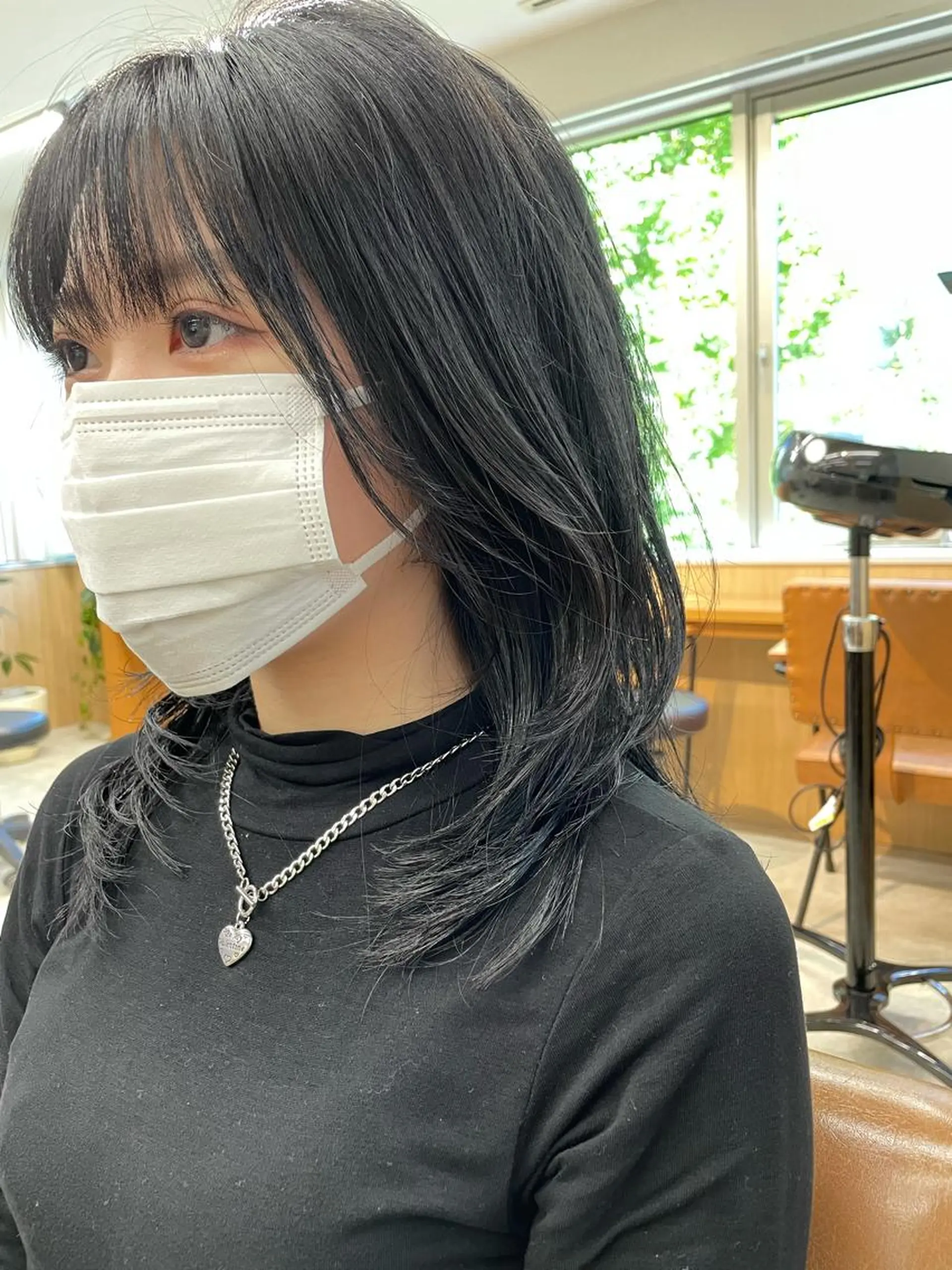 セミロング ナリタ ミユウのヘアスタイル