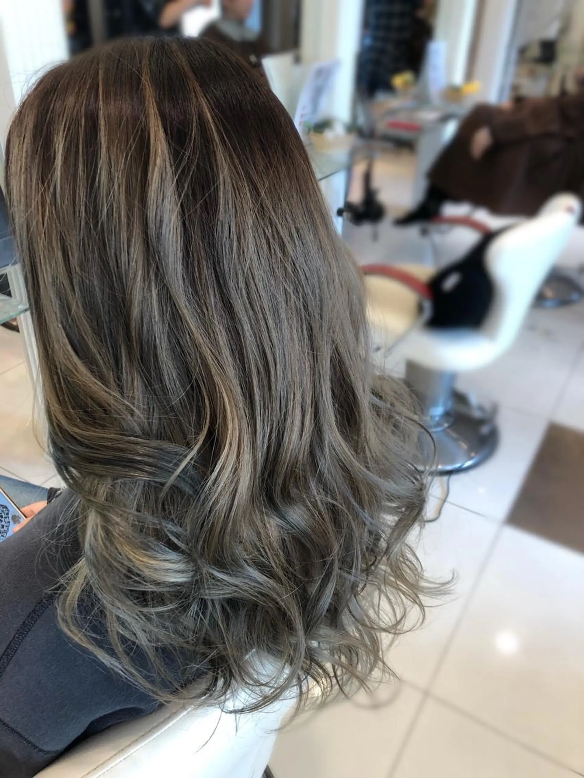 ロング アッシュ レイヤーカット i-Dear -studio Kobe-所属・横野 孝志のヘアスタイル