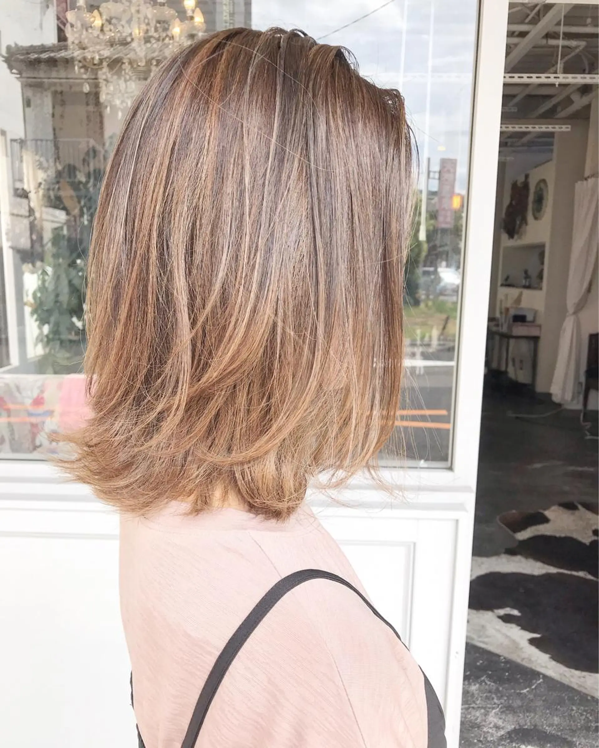 ミディアム カラー ヘアアレンジ お団子ヘア 切りっぱなしボブ バレイヤージュ デザインカラー グラデーションカラー Mariana/ 鶴原-ハイライトのヘアスタイル