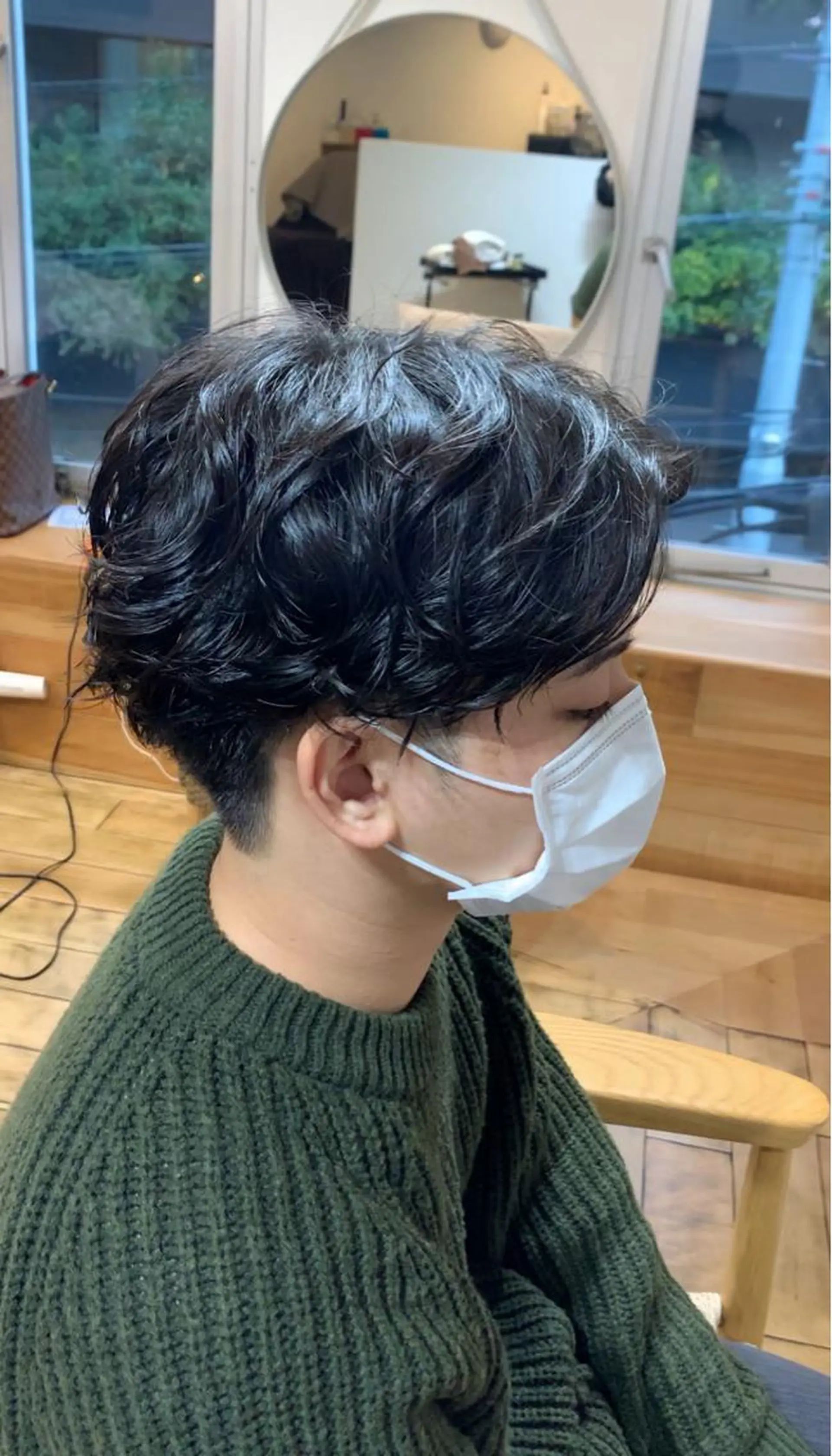 ミディアム パーマ メンズ ミディアムパーマ メンズブリーチ センターパート フェードカット メンズハイライト メンズStylist 山根慧のヘアスタイル