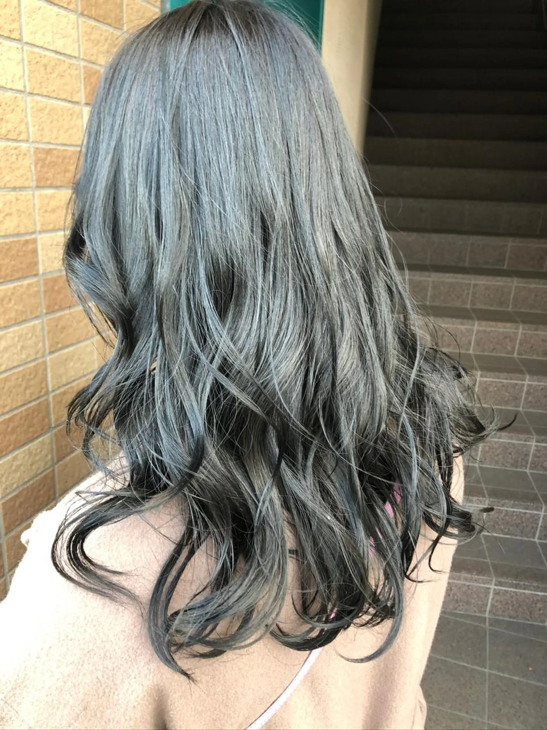 セミロング ヘアカラー StellA所属・アートディレクター ワダヒサノリのヘアスタイル