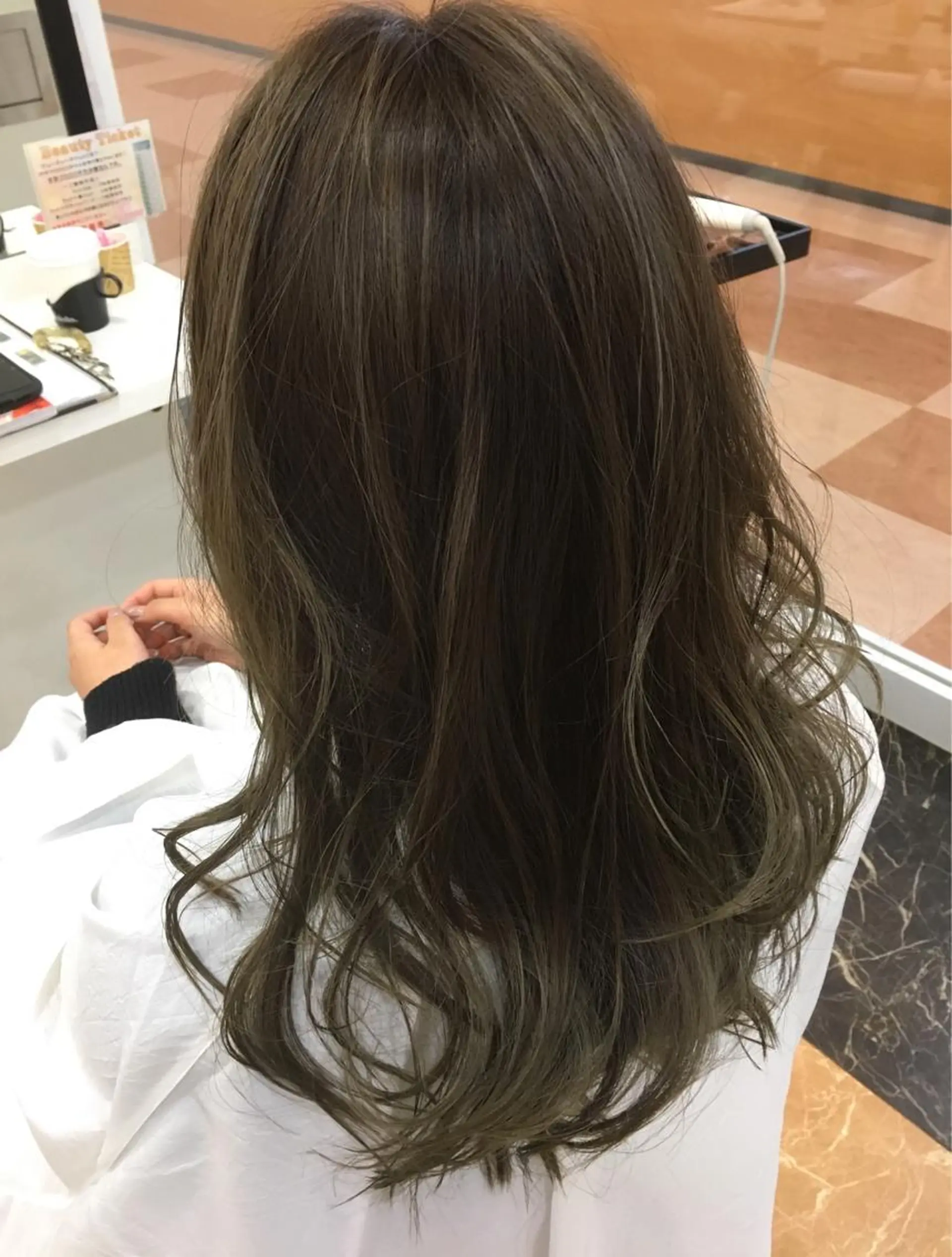 セミロング カラー パーマ ブルーカラー ブルージュ 阪口 雄佑のヘアスタイル