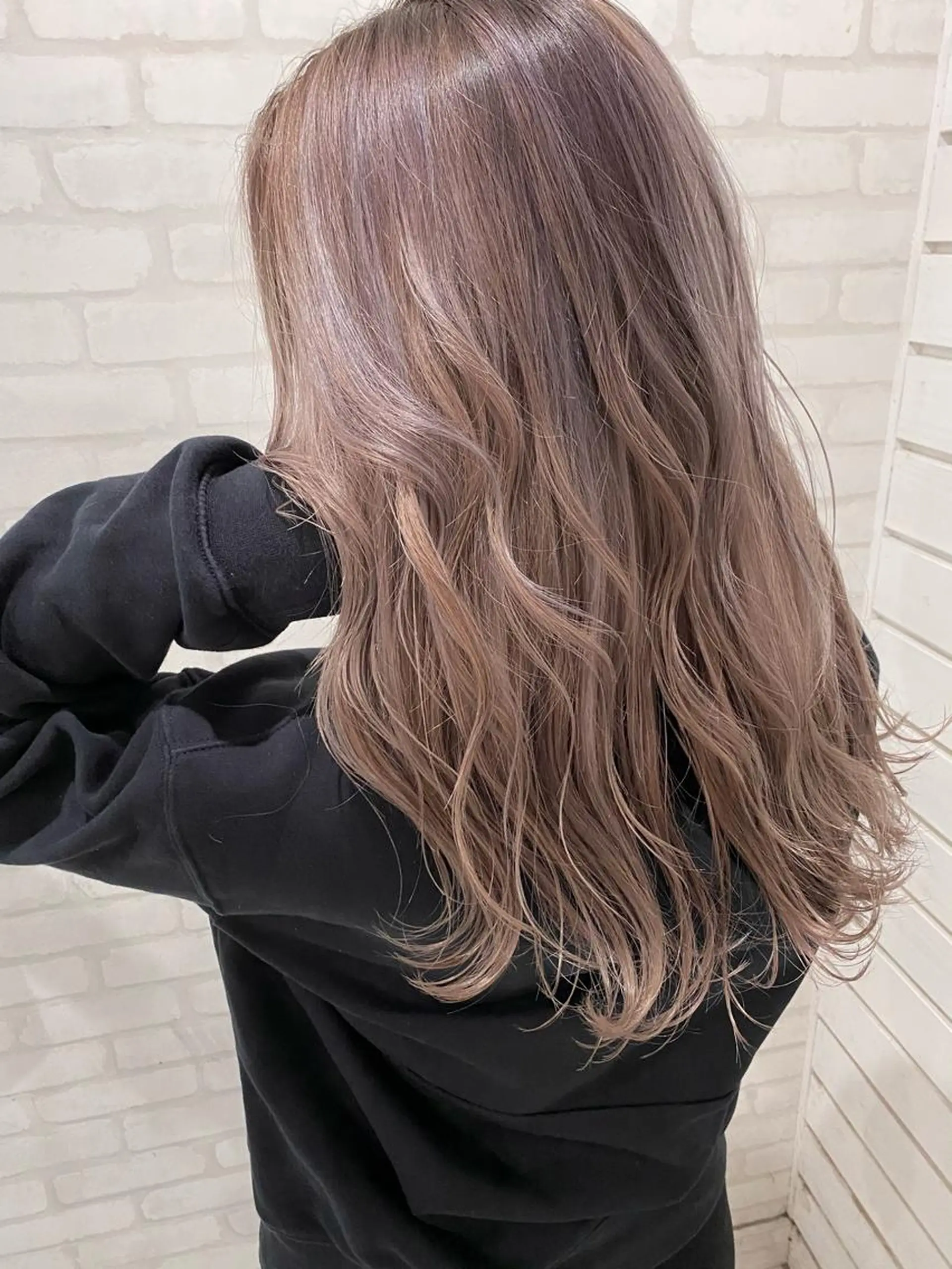 ロング アッシュ ラベンダーベージュ ココルアナ 豊中美容室のヘアスタイル