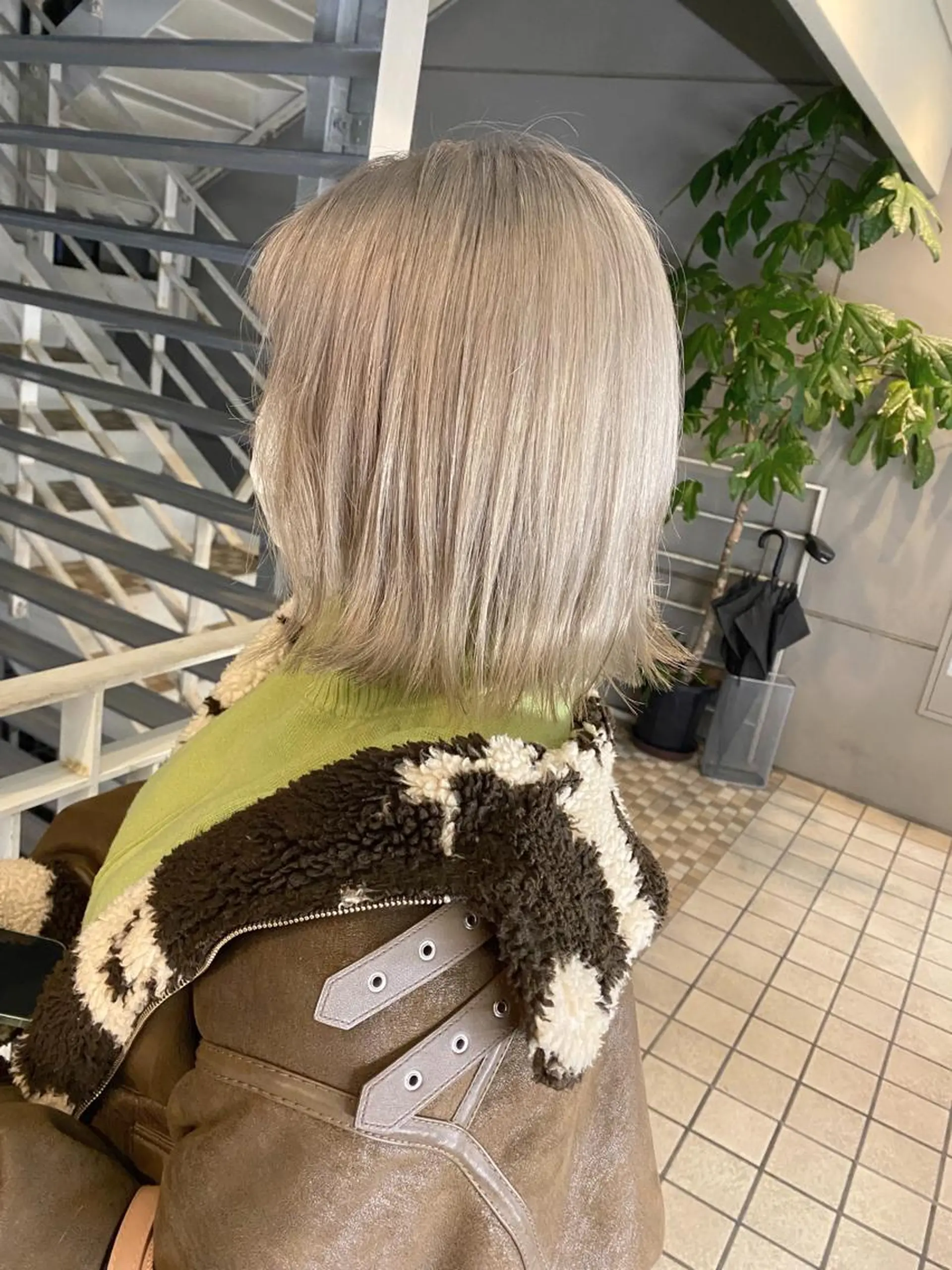 ミディアム カラー ベージュカラー ブリーチ シルバー シルバーベージュ ヘアカラー 艶 透け感カラー 似合わせ 齊木 勇人のヘアスタイル