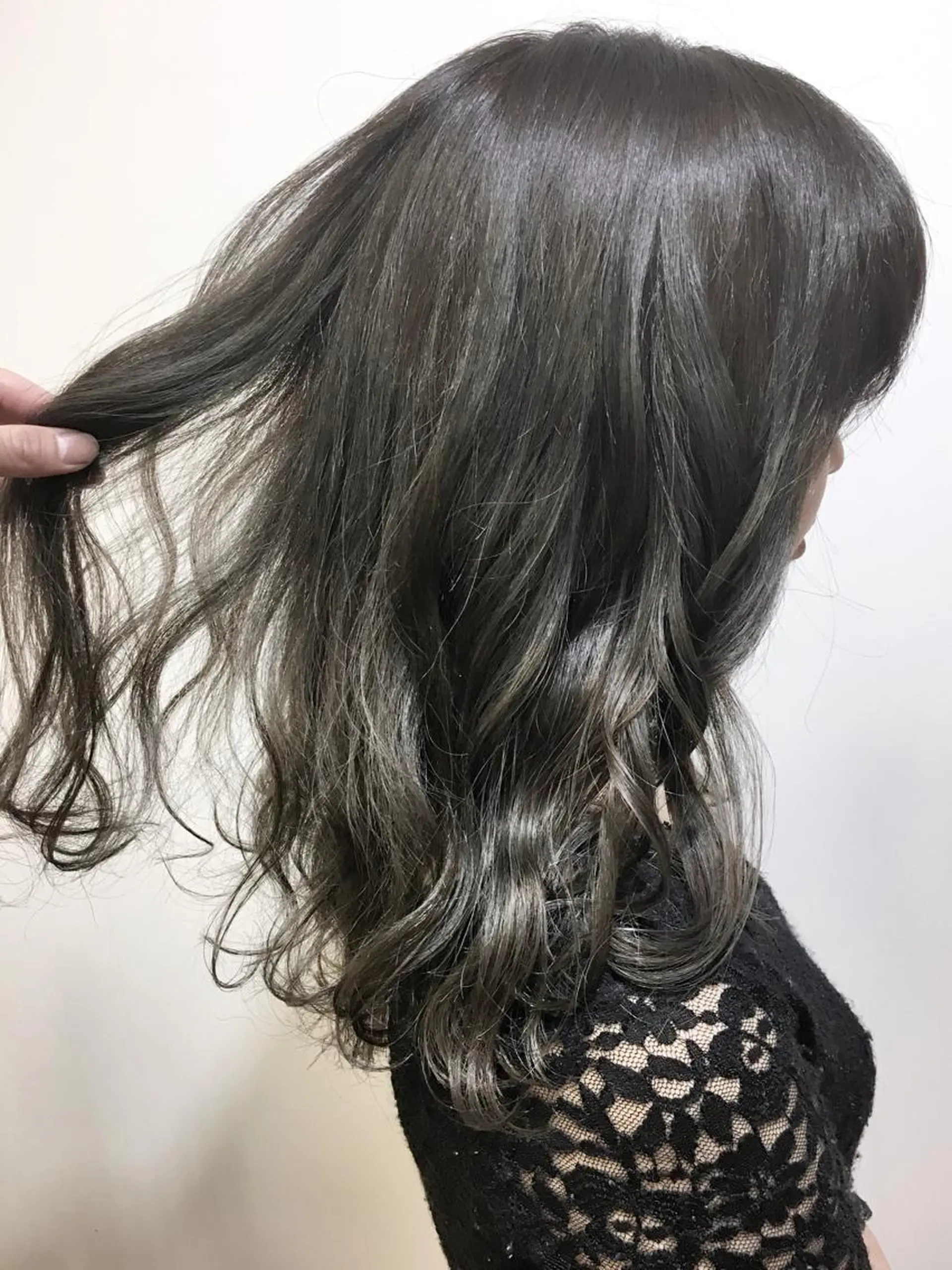 ロング カラー 透明感カラー ダークシルバー グレージュ ハイライトカラー シルバー ブリーチ無しカラー 👑店長　平松　由のヘアスタイル