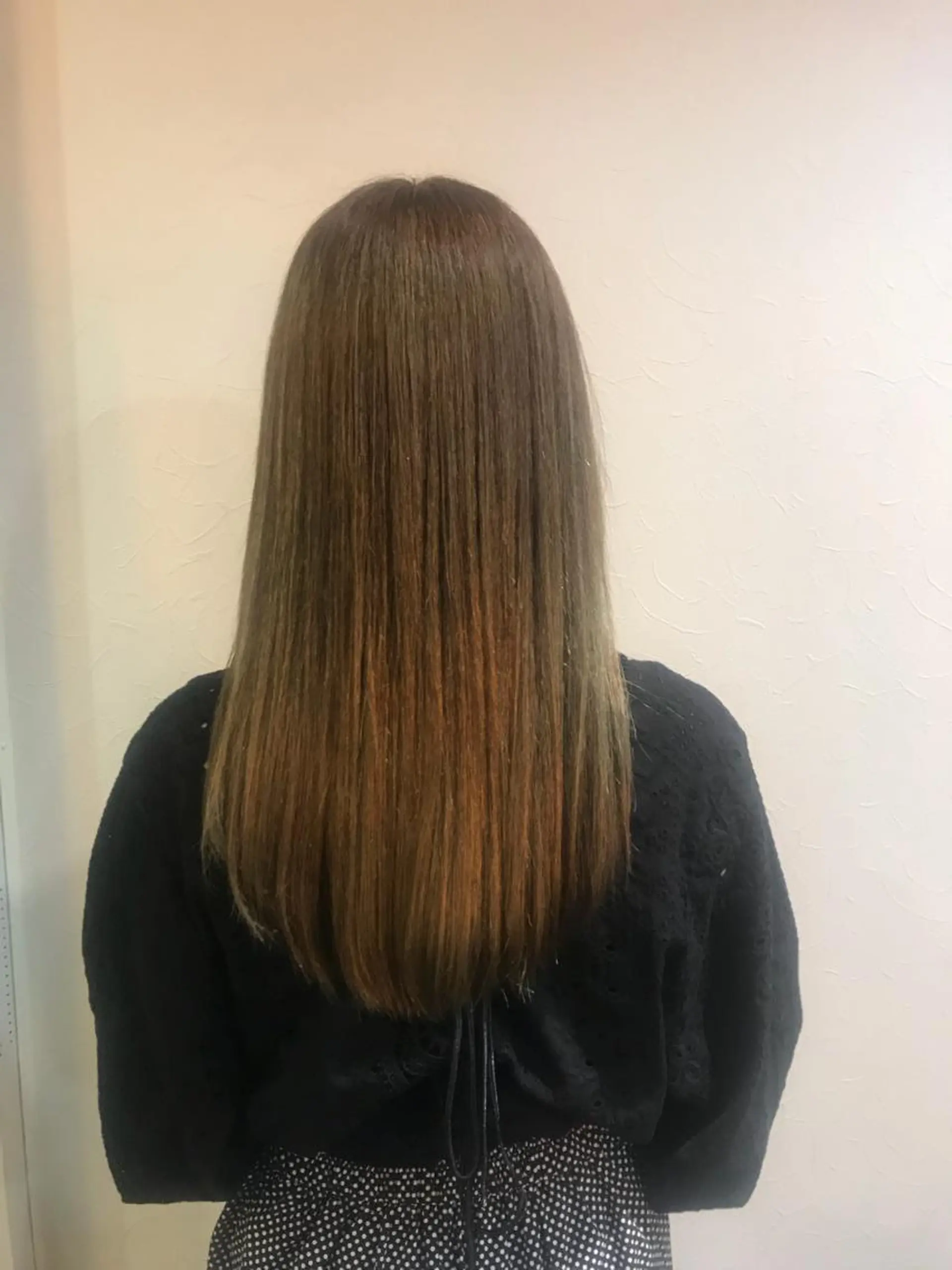 セミロング トモタニ ミオのヘアスタイル