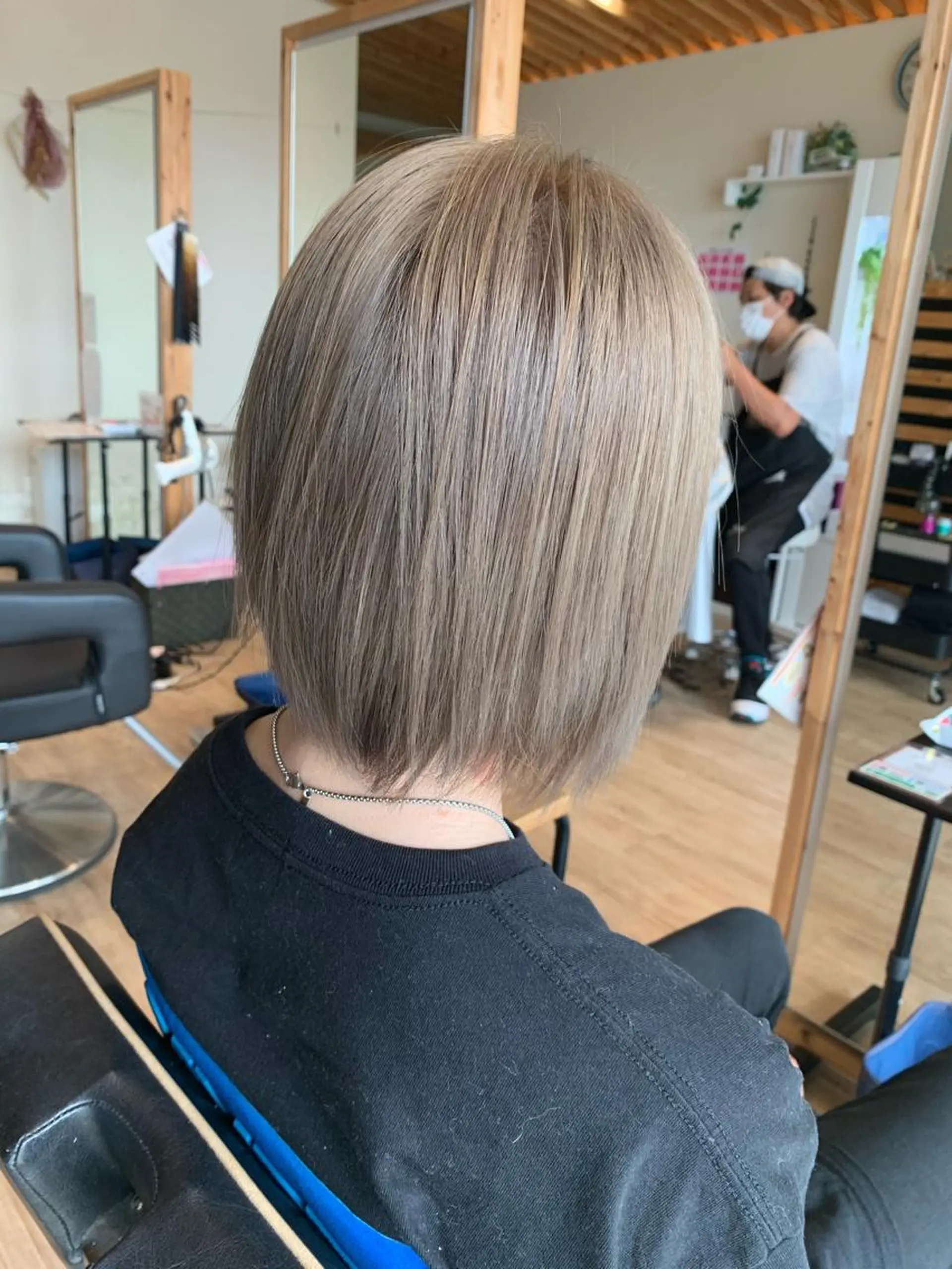 ショート カラー ベージュカラー ブリーチ ハイトーンカラー ヘアカラー 大久保 隆蔵のヘアスタイル