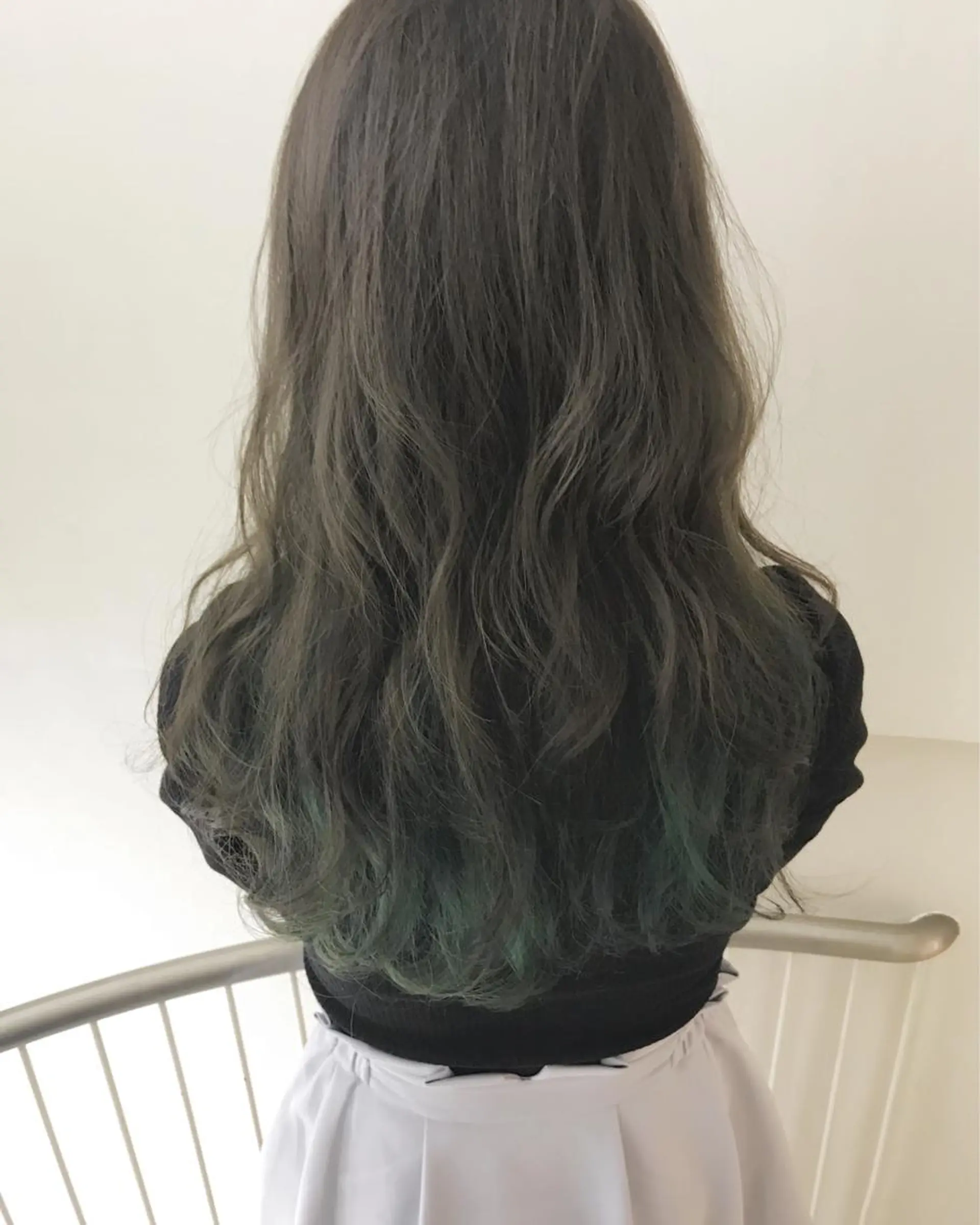 セミロング カラー エメラルドグリーン グレージュ AILEE所属・ウルフカット レイヤーカット上柿のヘアスタイル