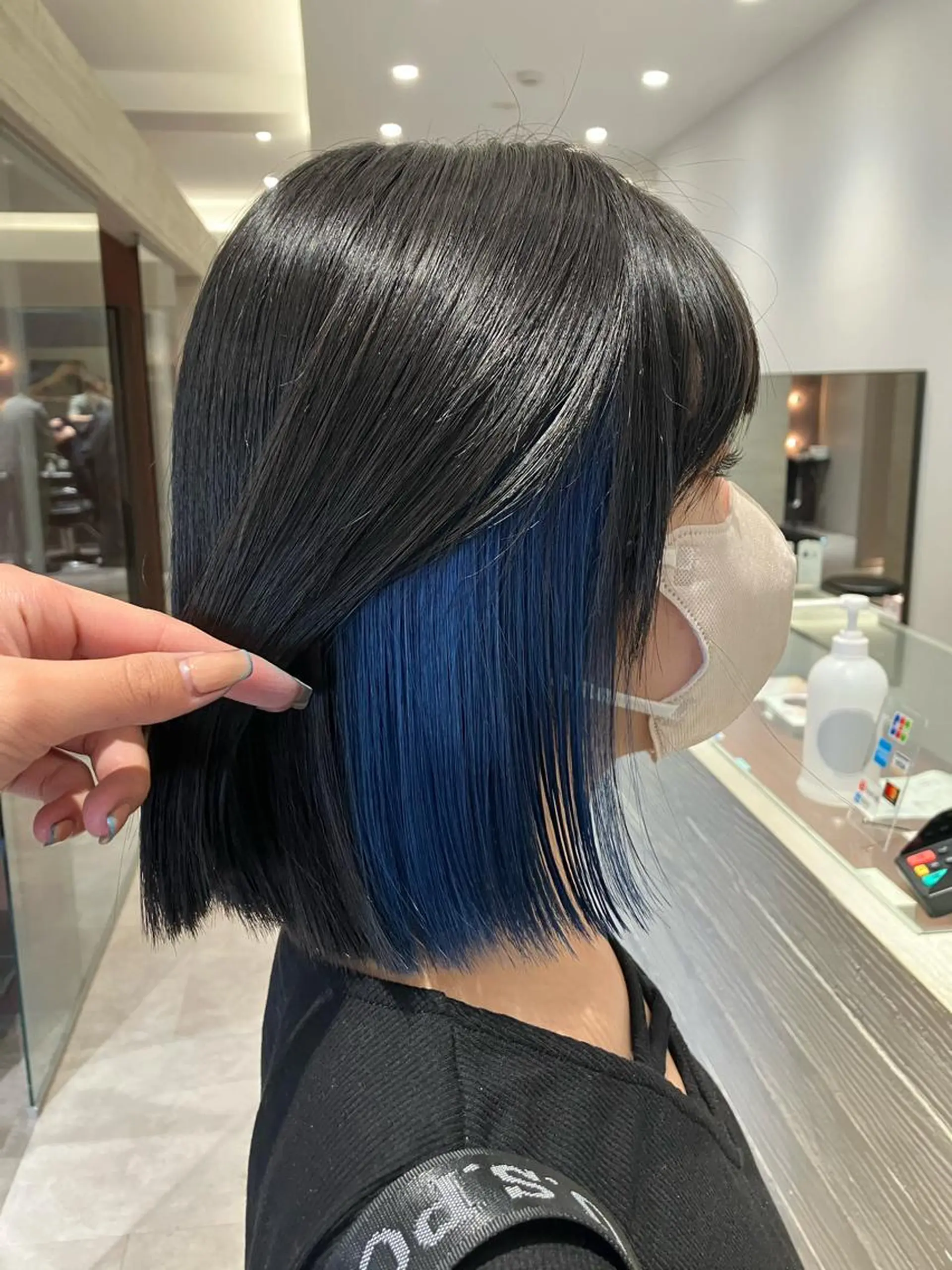 ショート カラー ブルーカラー イヤリングカラー ネイビーカラー サキ🤍ハイトーン 🩰くびれ巻きヘアのヘアスタイル
