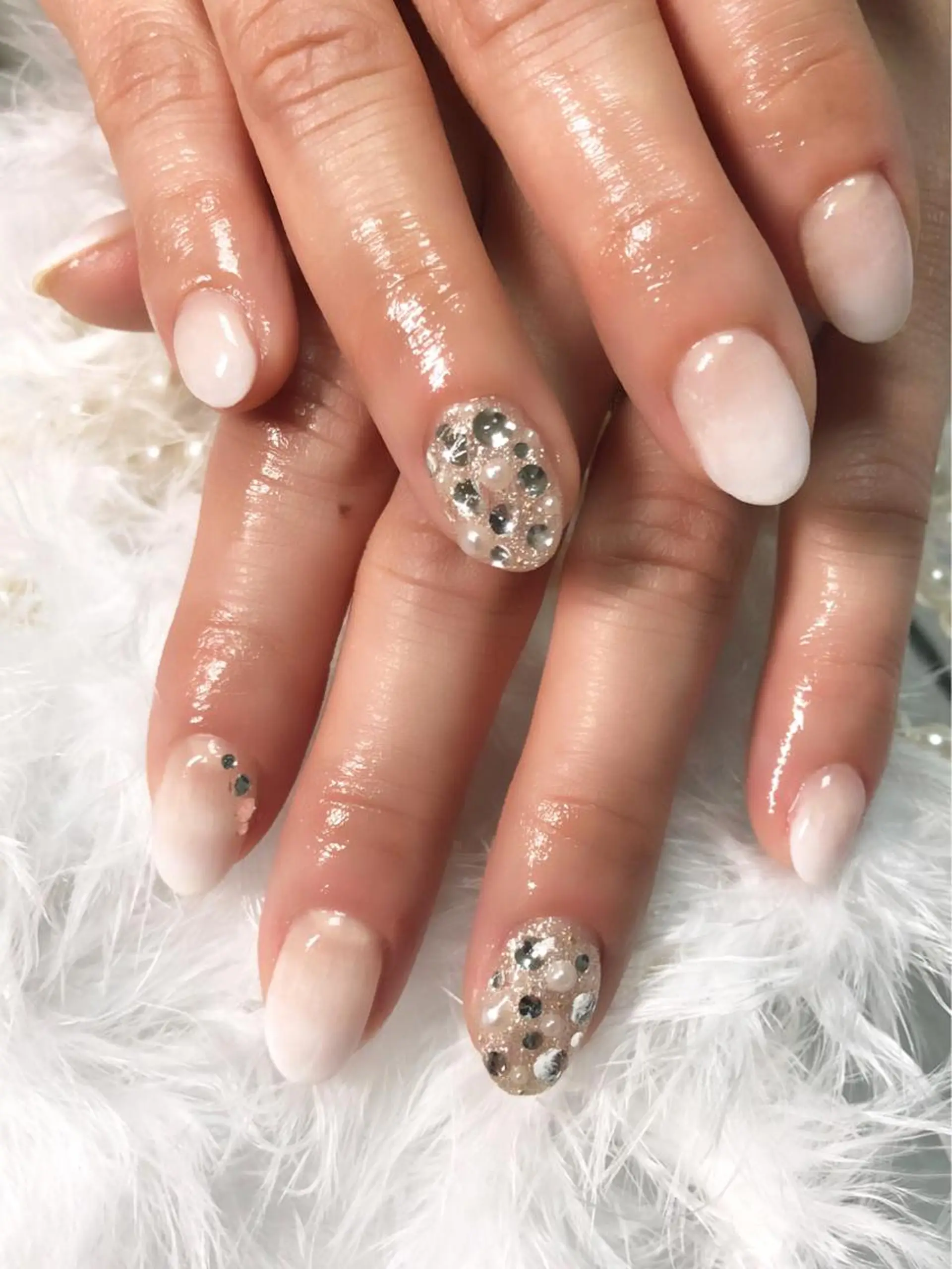 ミディアム ネイル グラデーション キラキラネイル シンプルネイル ストーンネイル ハンドネイル CITRAtotal beautyのネイルデザイン