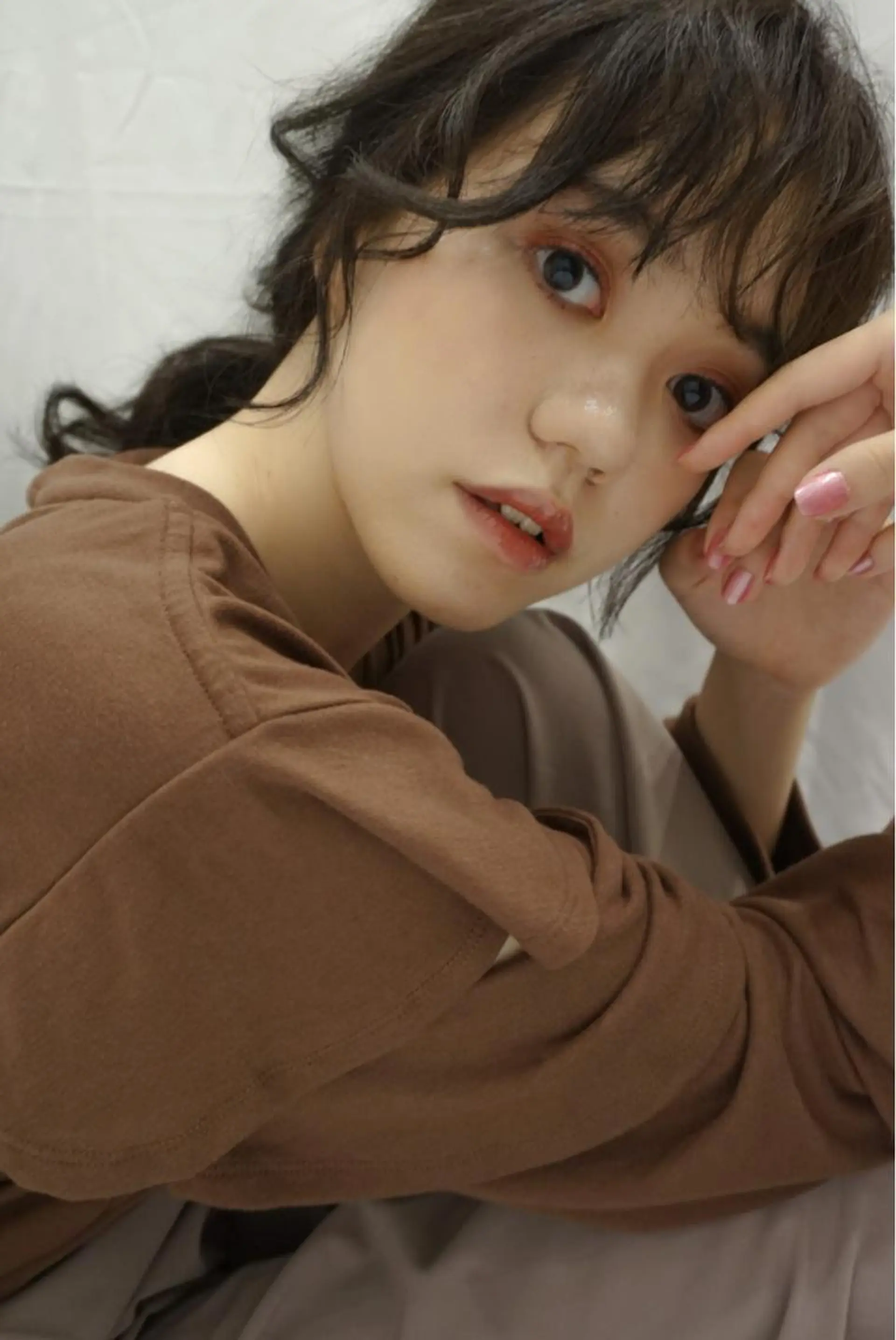 ミディアム カラー ヘアアレンジ ポニーテール ミディアムレイヤー アッシュ レイヤーカット トリートメント 飯塚 沙衣のヘアスタイル