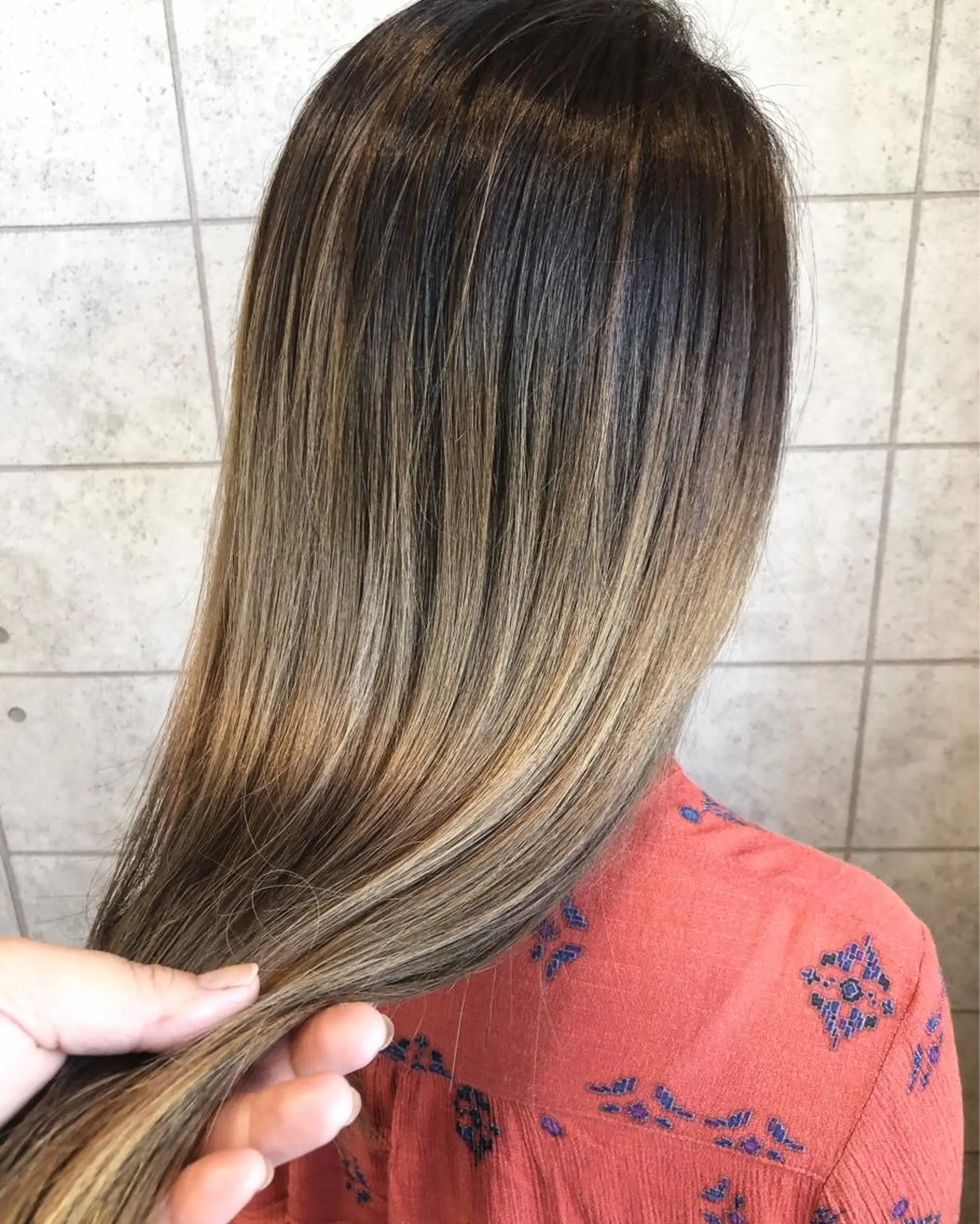 セミロング カラー アッシュ ベージュカラー グラデーションカラー 西本 夏美のヘアスタイル