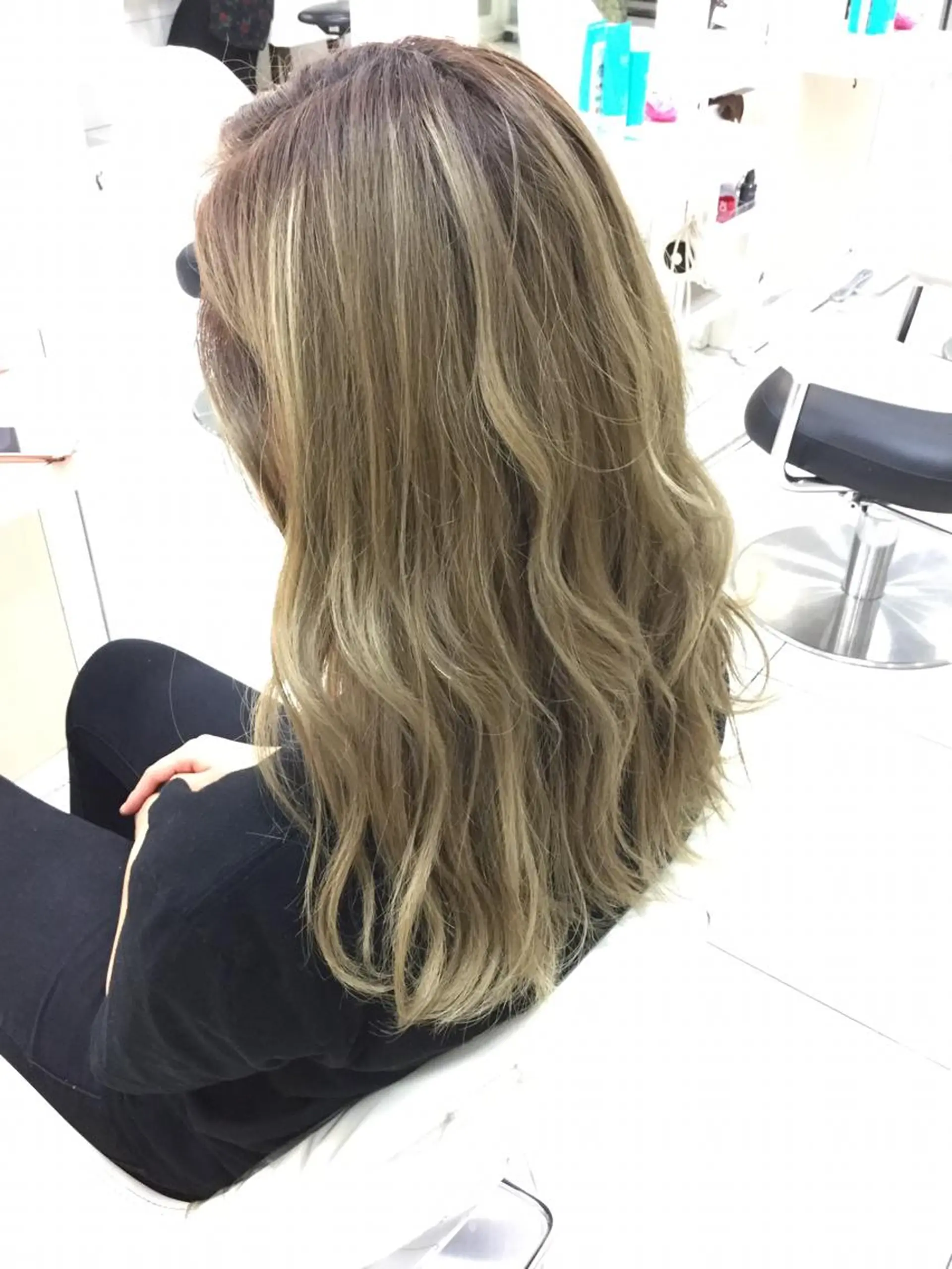 ロング カラー アッシュ バレイヤージュ 黒髪 ブリーチ グラデーションカラー Ash 山田 勇太のヘアスタイル