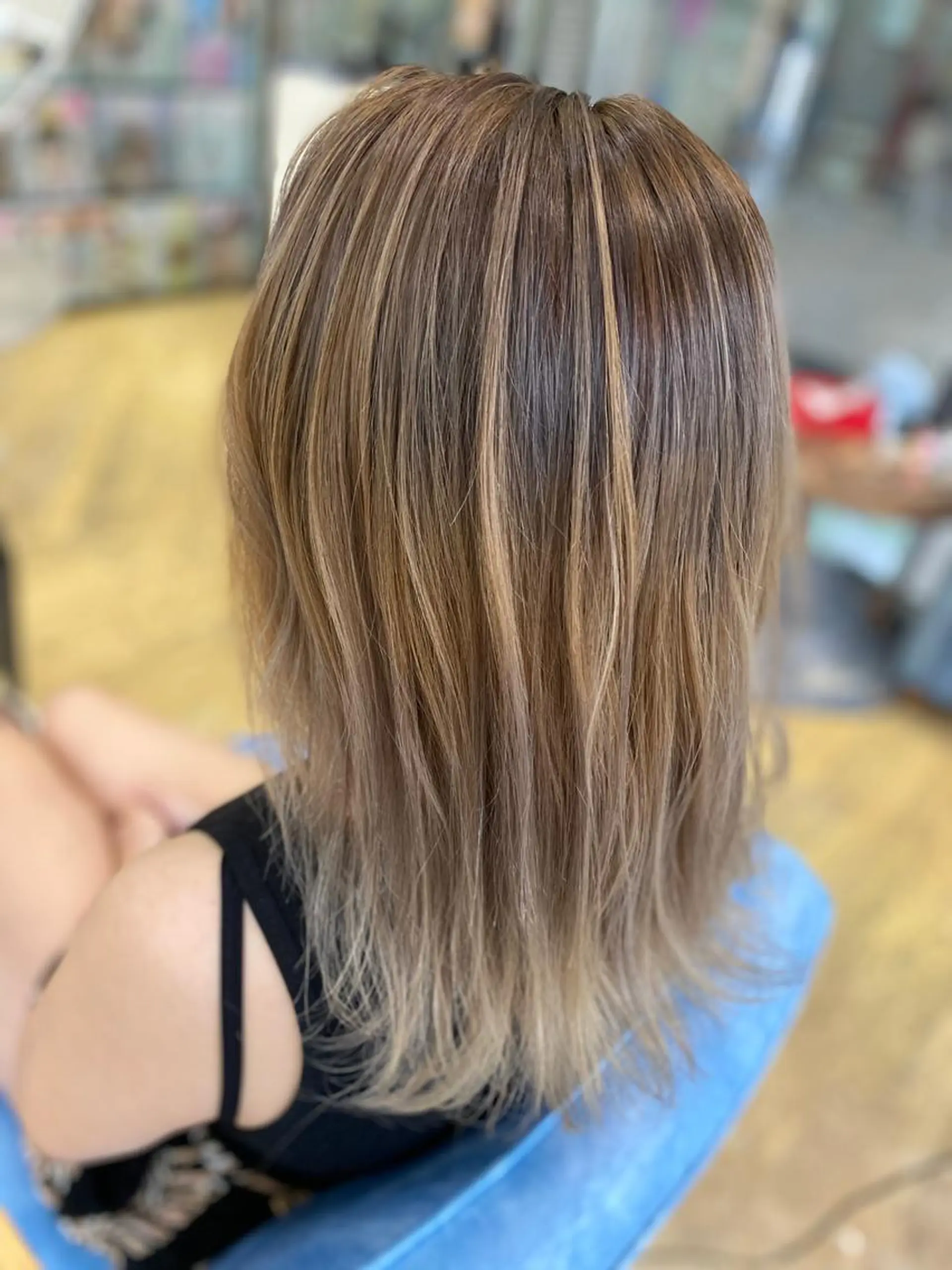 ミディアム カラー ヘアアレンジ バレイヤージュ ベージュカラー レイヤーカット 松井 敬太郎のヘアスタイル