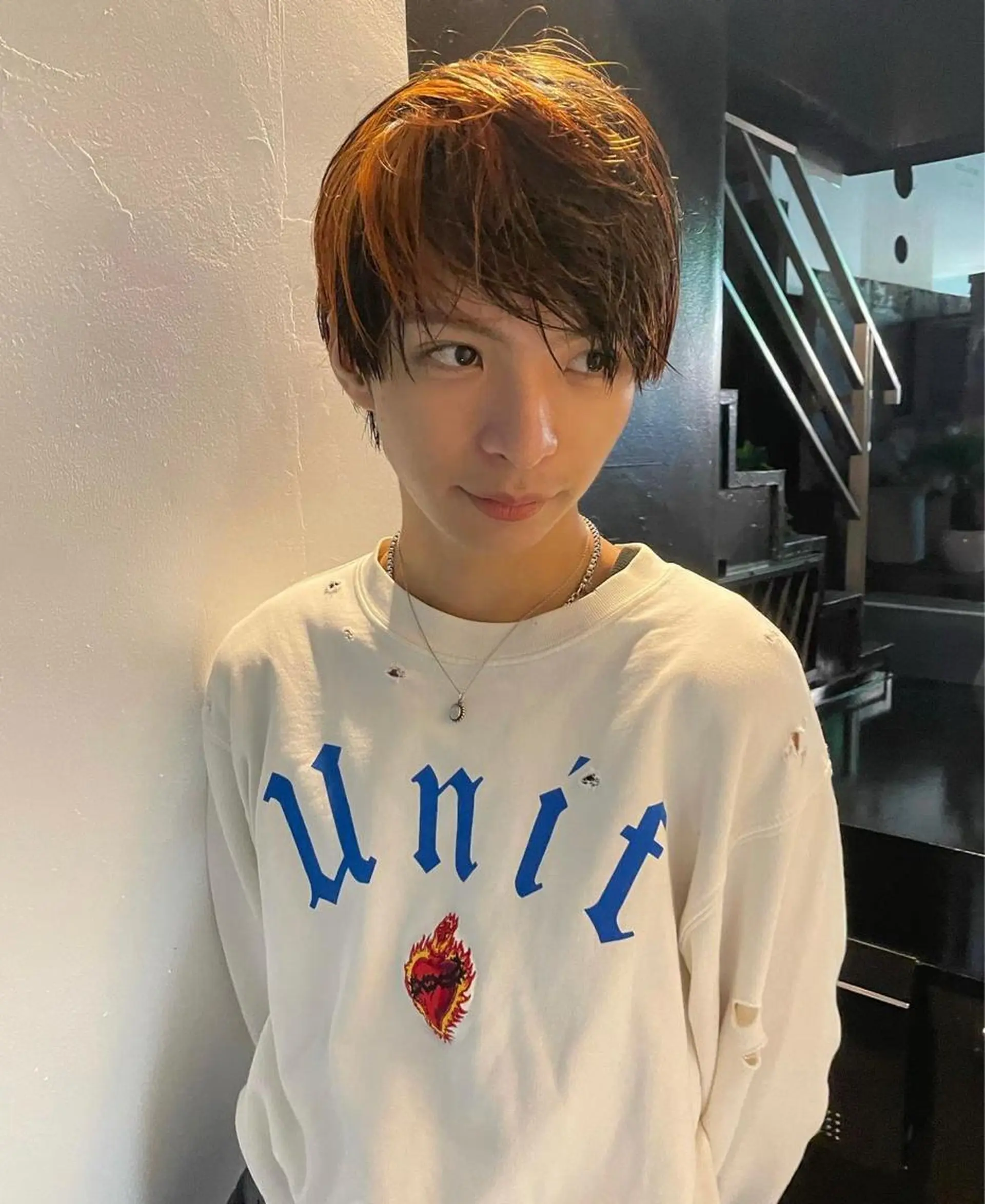 ショート カラー メンズ メンズバレイヤージュ メンズブリーチ センターパート フェードカット メンズハイライト スパイラルパーマ 🌐hina⭐️のヘアスタイル