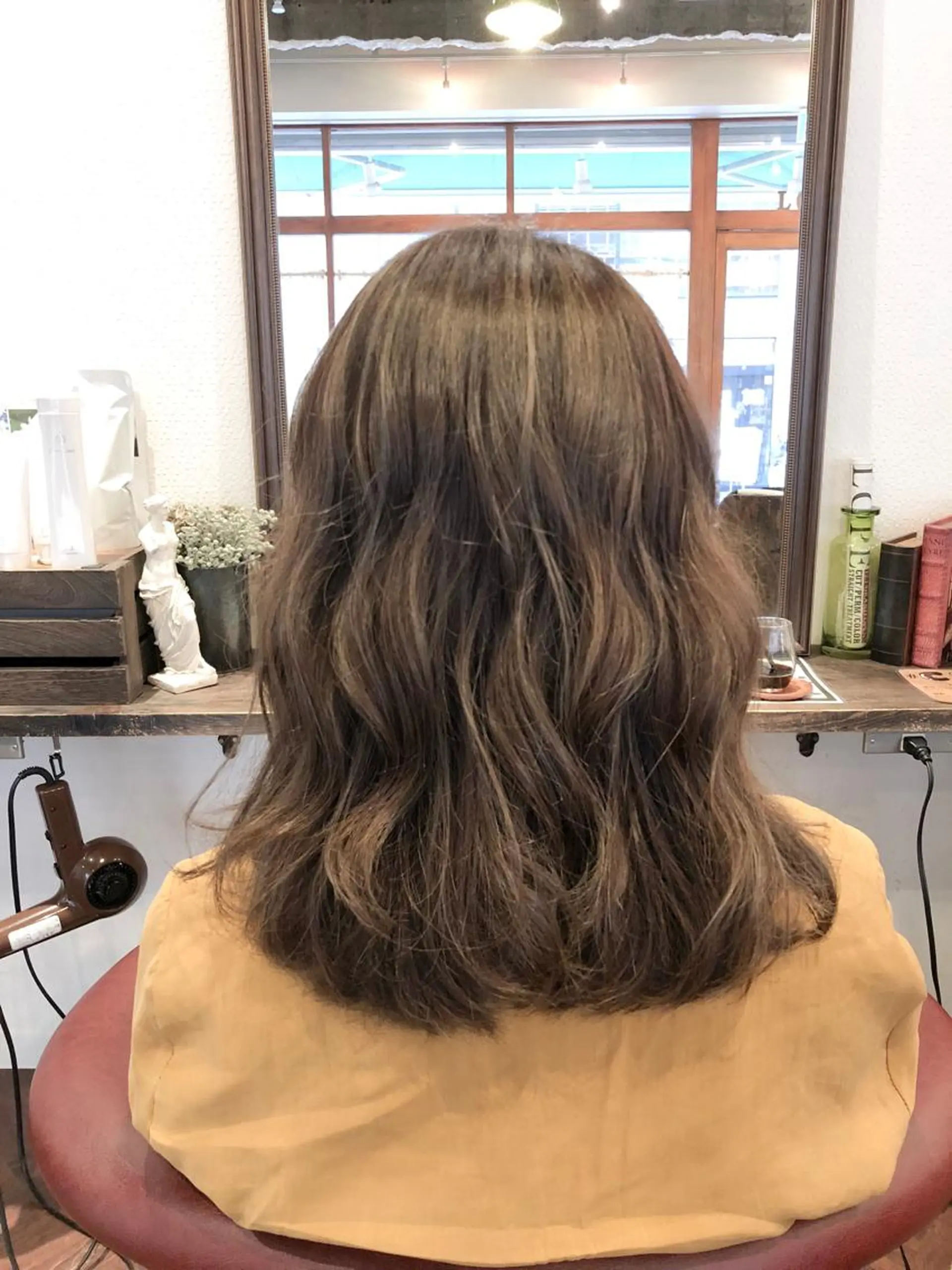 ミディアム カラー ヘアアレンジ アッシュ ベージュカラー ハイライトカラー ハイライト ヘアカラー いしだ みさきのヘアスタイル