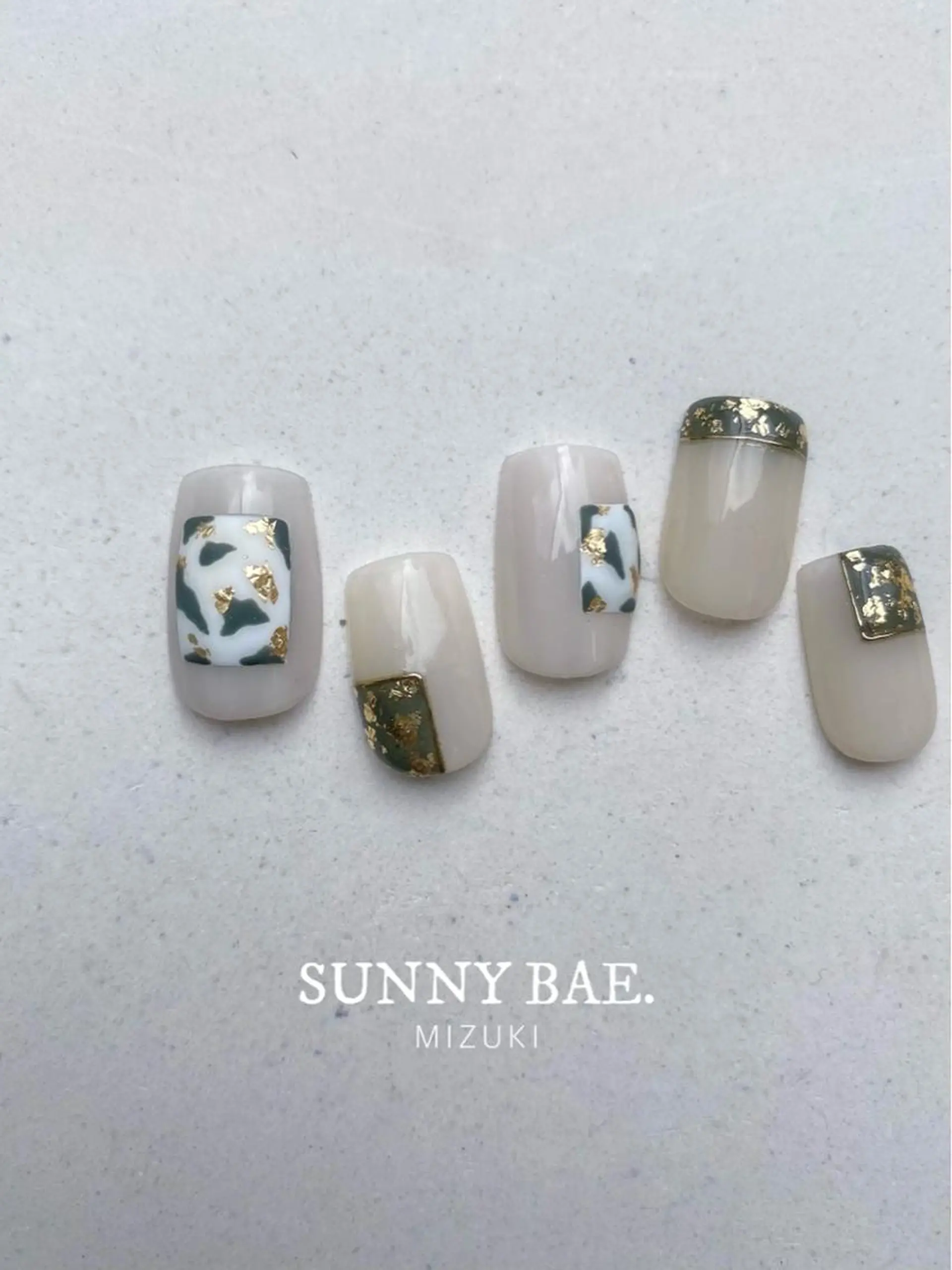 ネイル グリーン ミラーネイル SUNNY BAE. 🌼MIZUKIのネイルデザイン