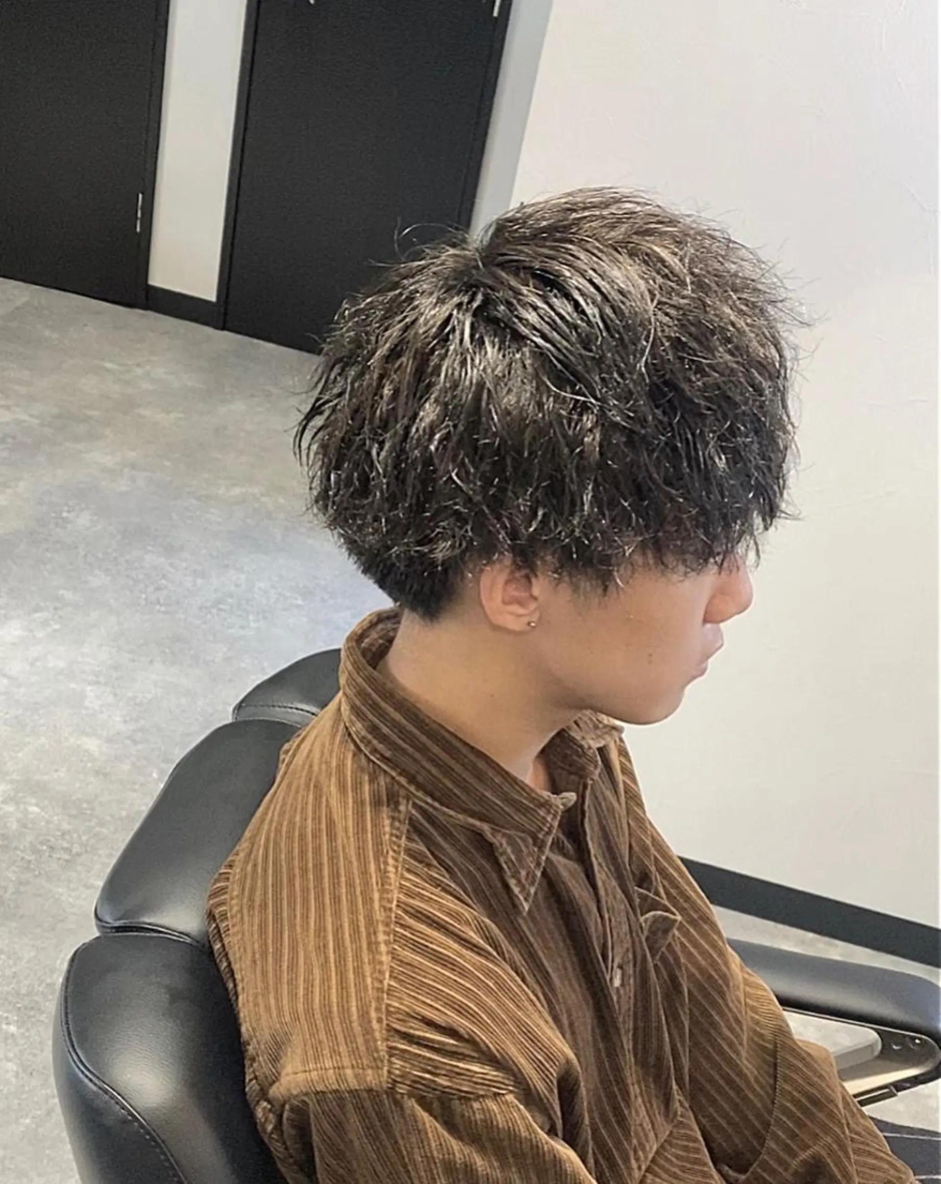 ミディアム カラー メンズ ミディアムパーマ マッシュ メンズパーマ グレージュ 前田賢生 ご新規様はNGのヘアスタイル