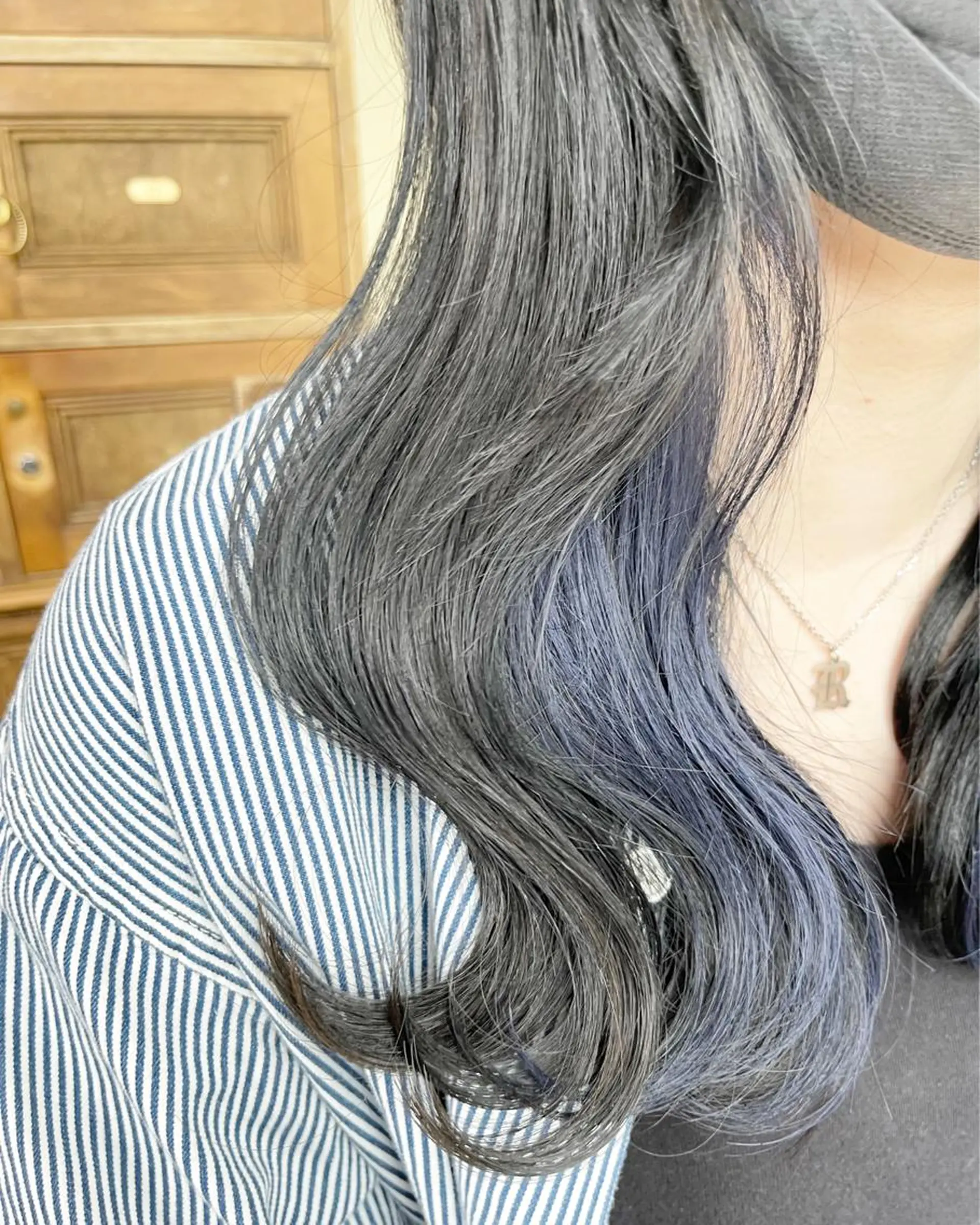 セミロング カラー ブリーチ インナーカラー ネイビーカラー 剣持友希/高崎 /ディレクターのヘアスタイル