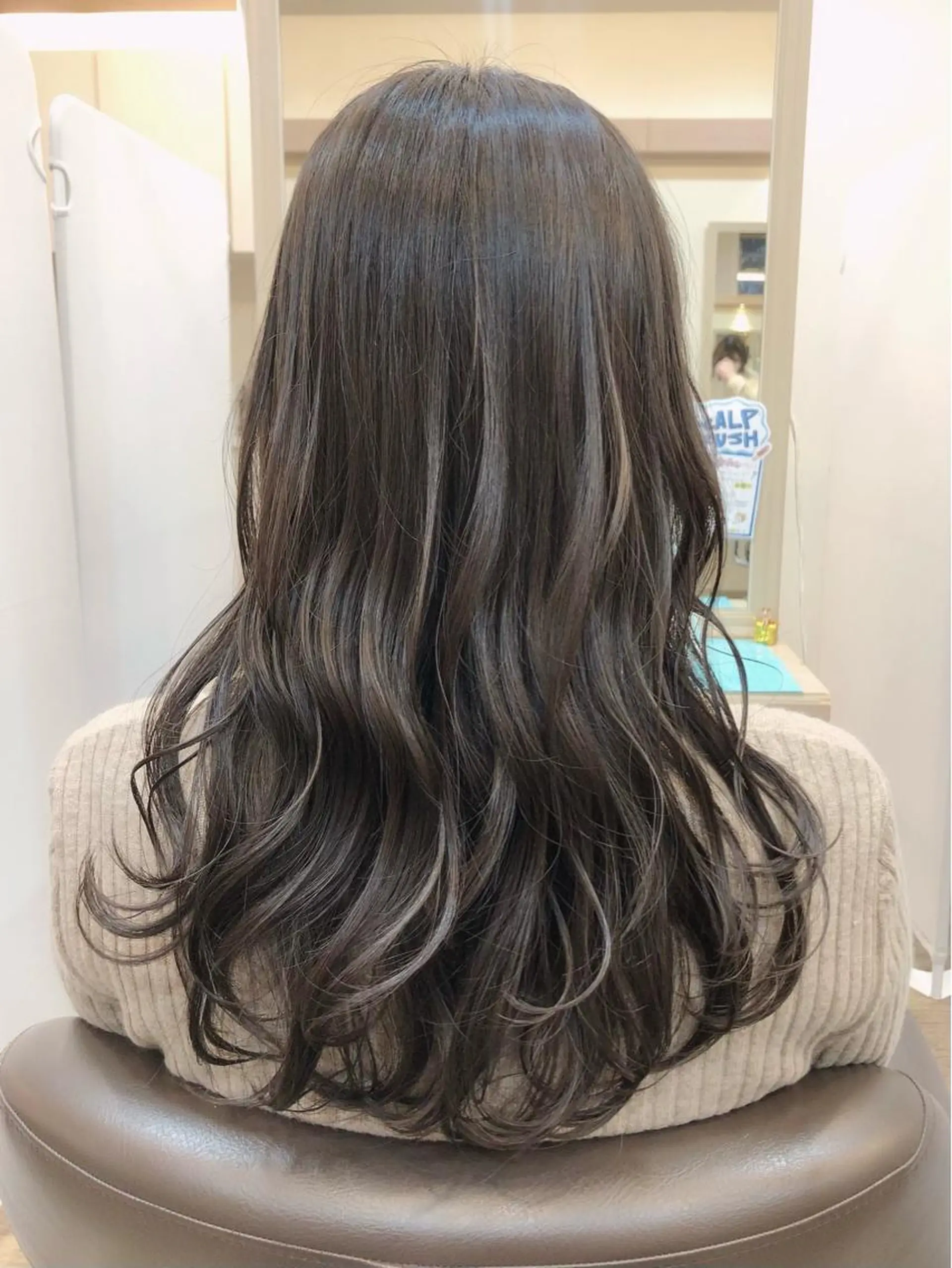 セミロング カラー ハイライトカラー イルミナカラー シルバー ハイライト ヘアカラー 尚平 髪質改善 大人のデザインカラーのその他イメージ