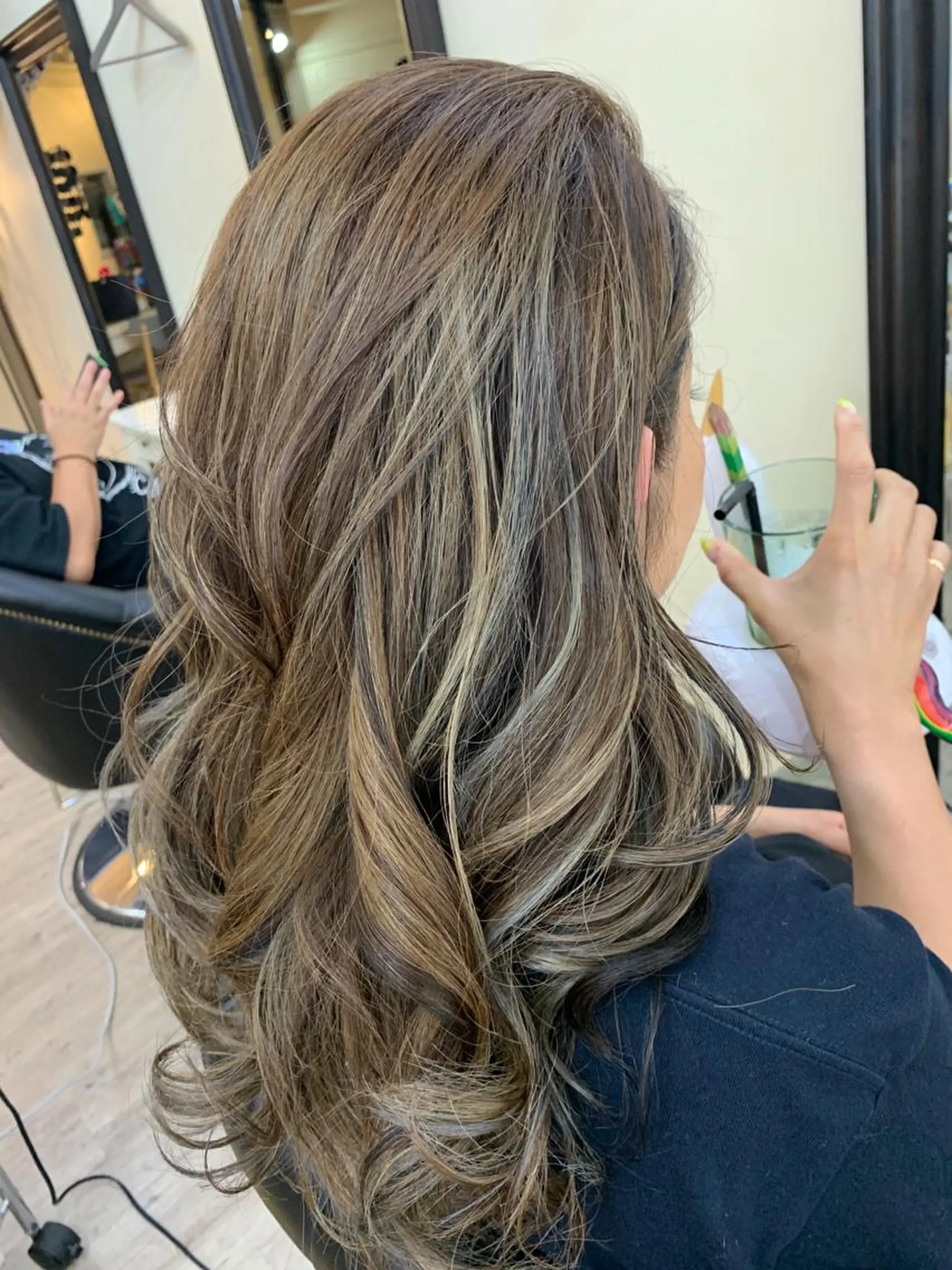 セミロング カラー 鶴見 和美のヘアスタイル